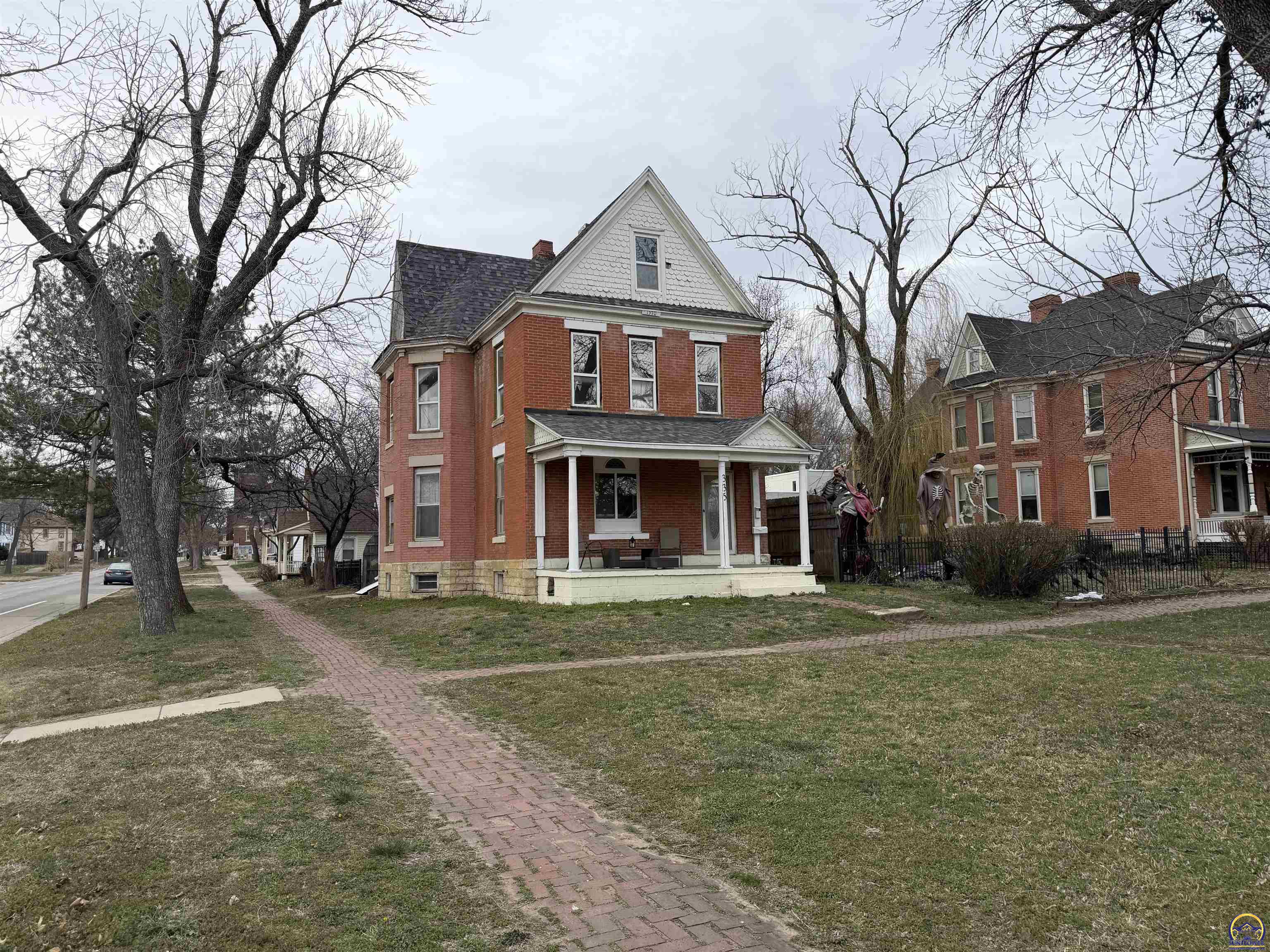 335 SW Western AVE