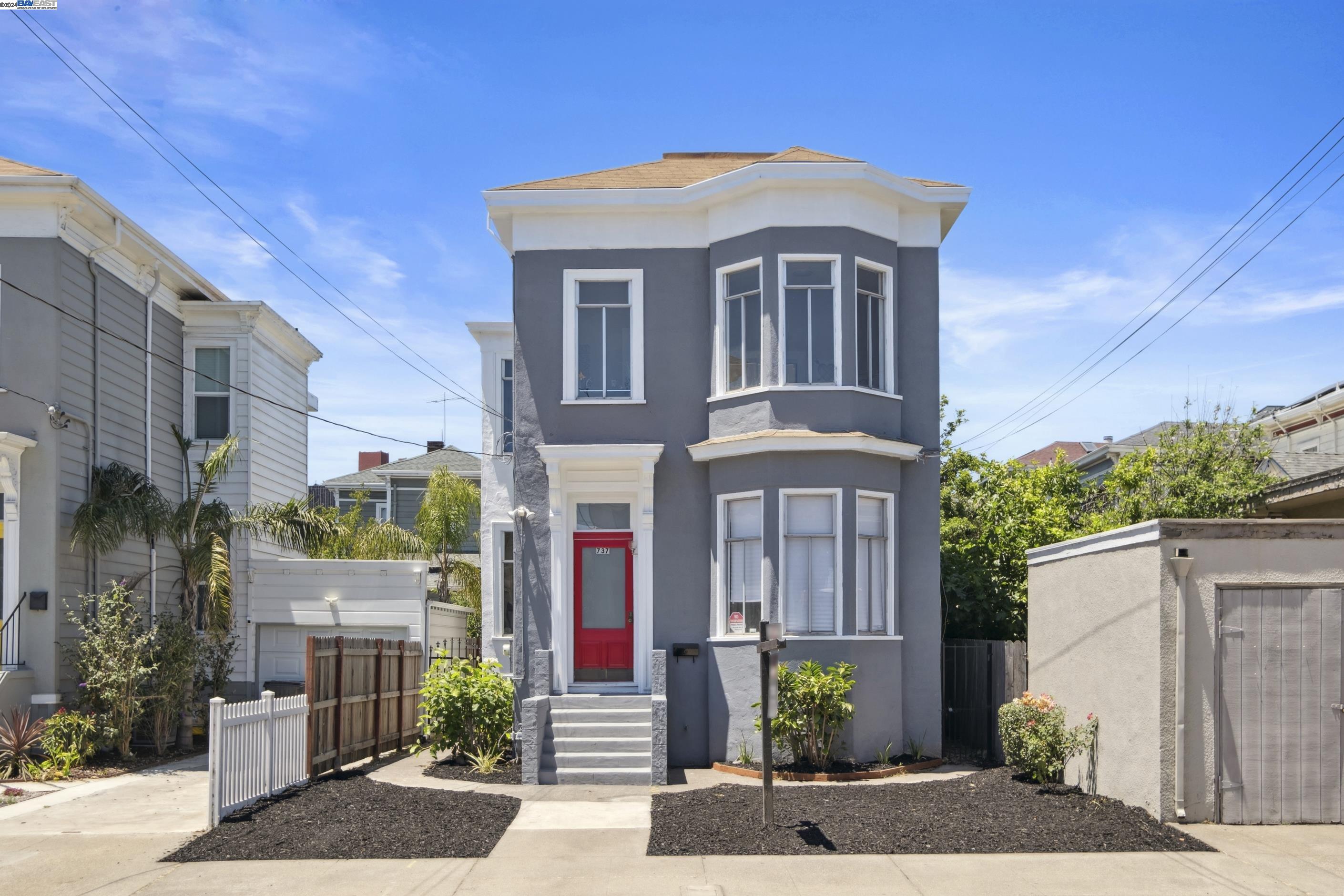 737 Henry St