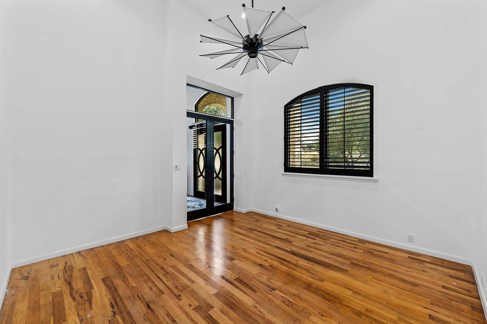 20516 Queen Bee LN