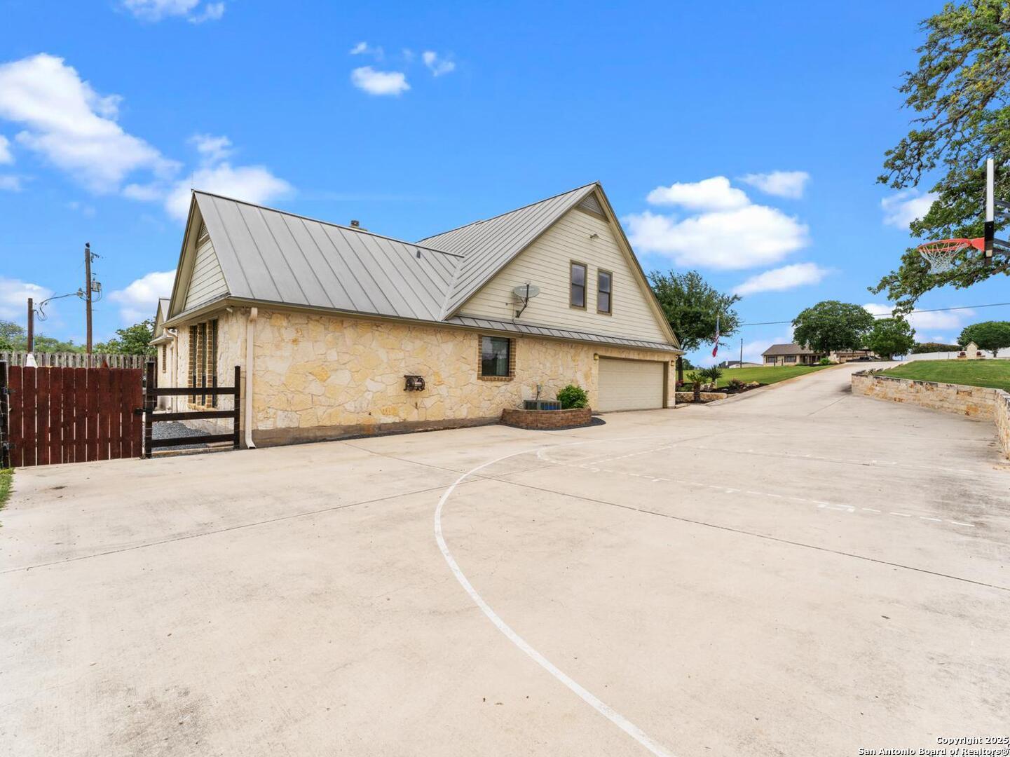 1448 Country Hills