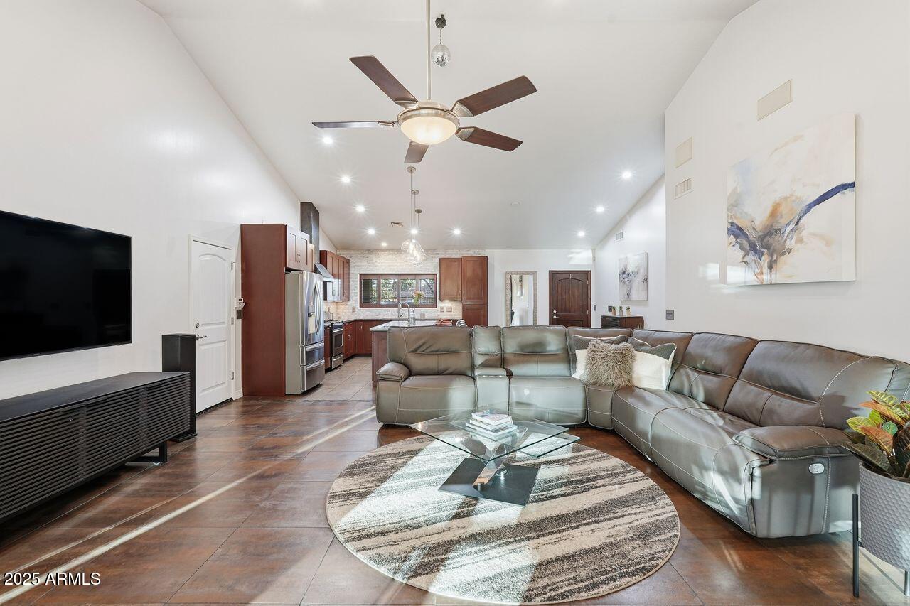 2532 E PIERSON Street