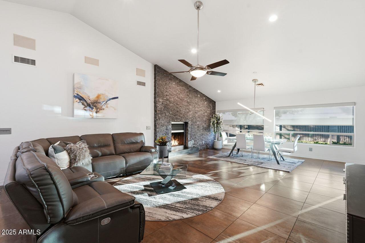 2532 E PIERSON Street