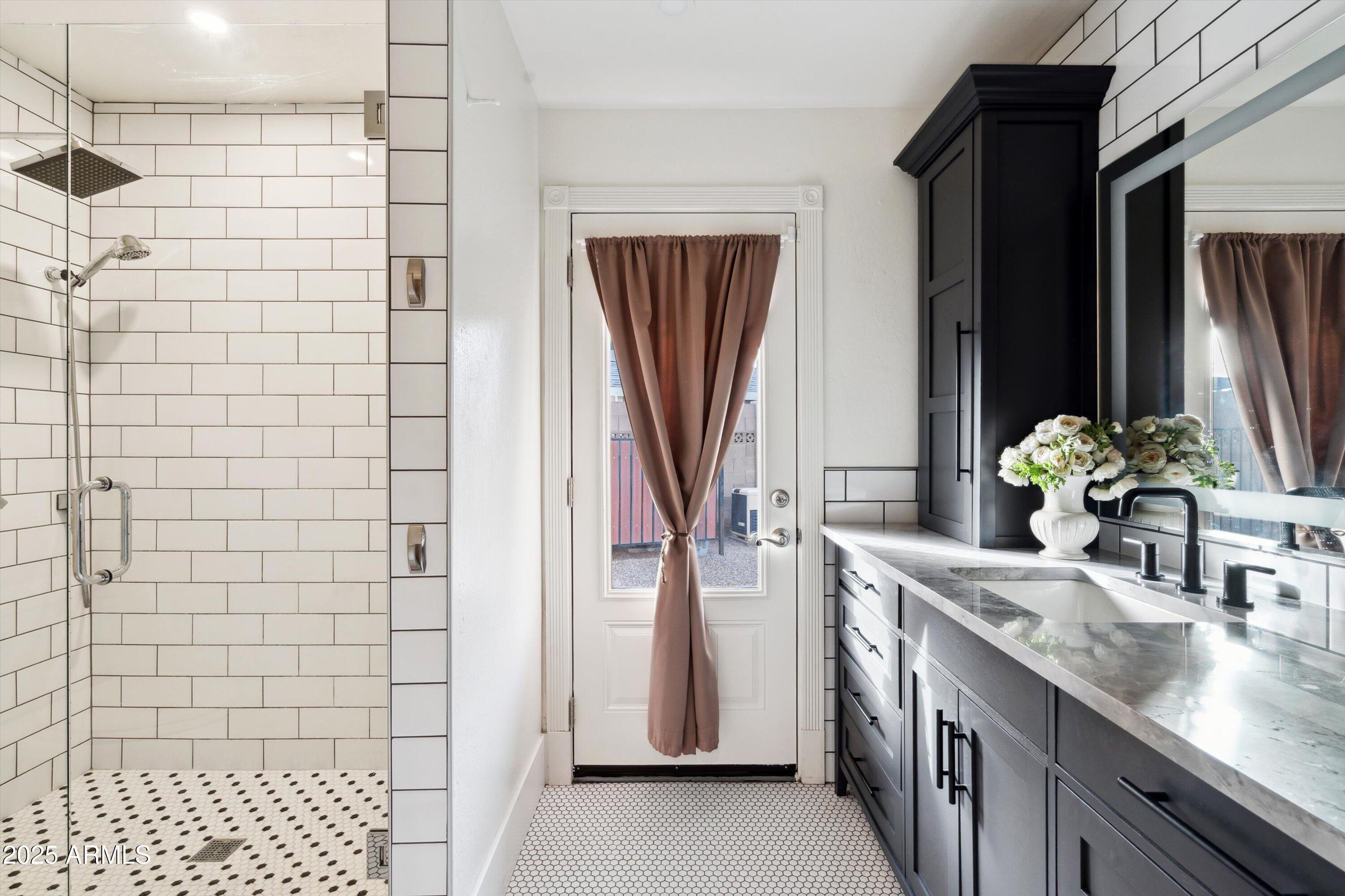 521 E CANTERBURY Lane