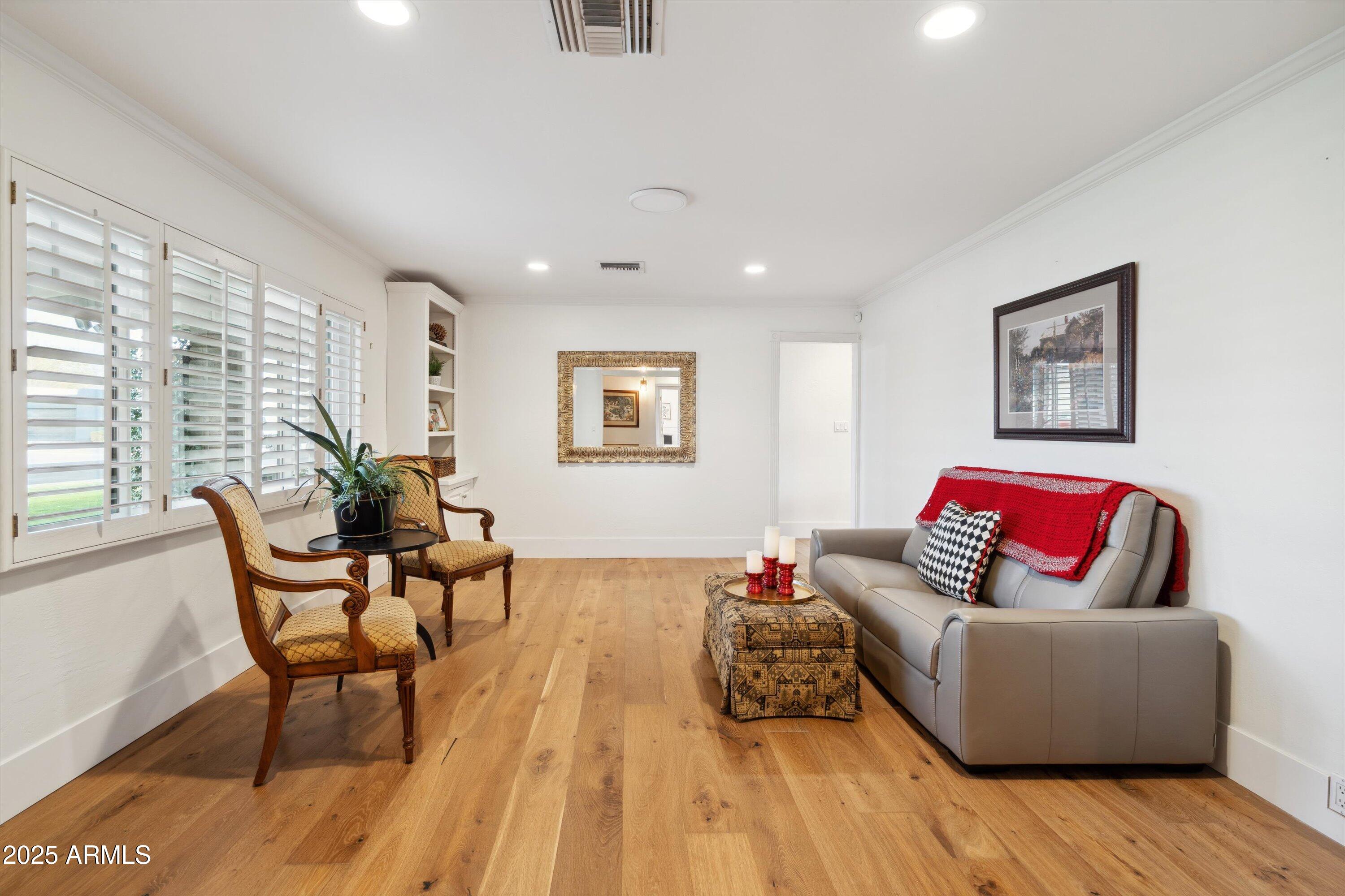 521 E CANTERBURY Lane