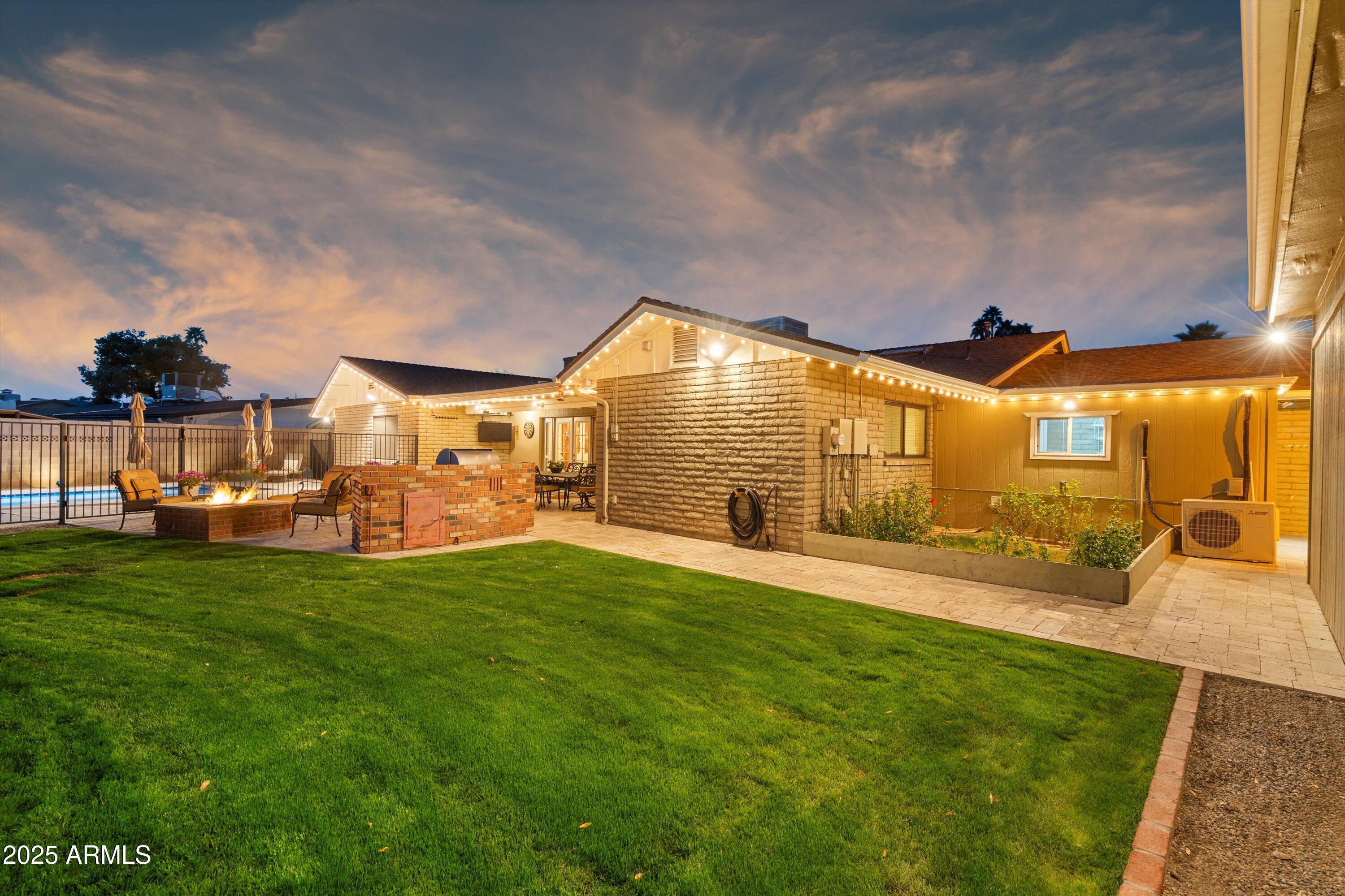 521 E CANTERBURY Lane