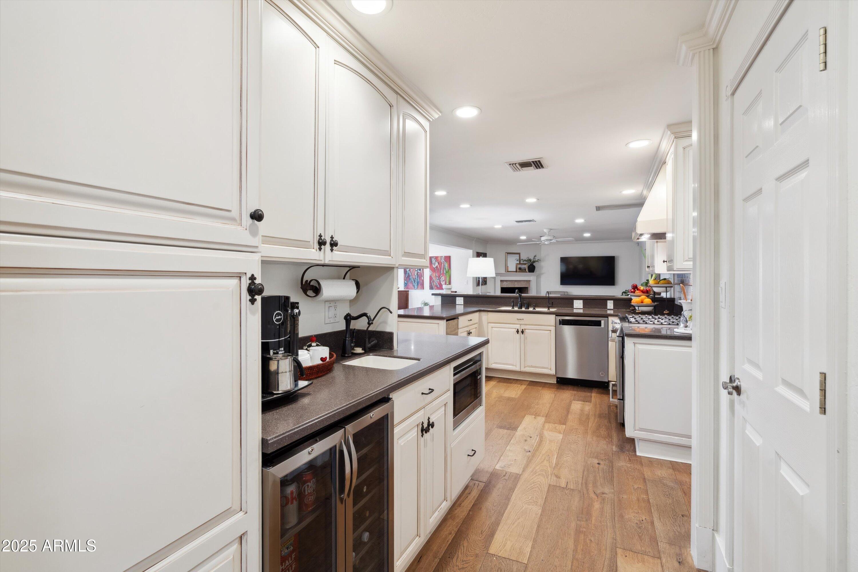 521 E CANTERBURY Lane