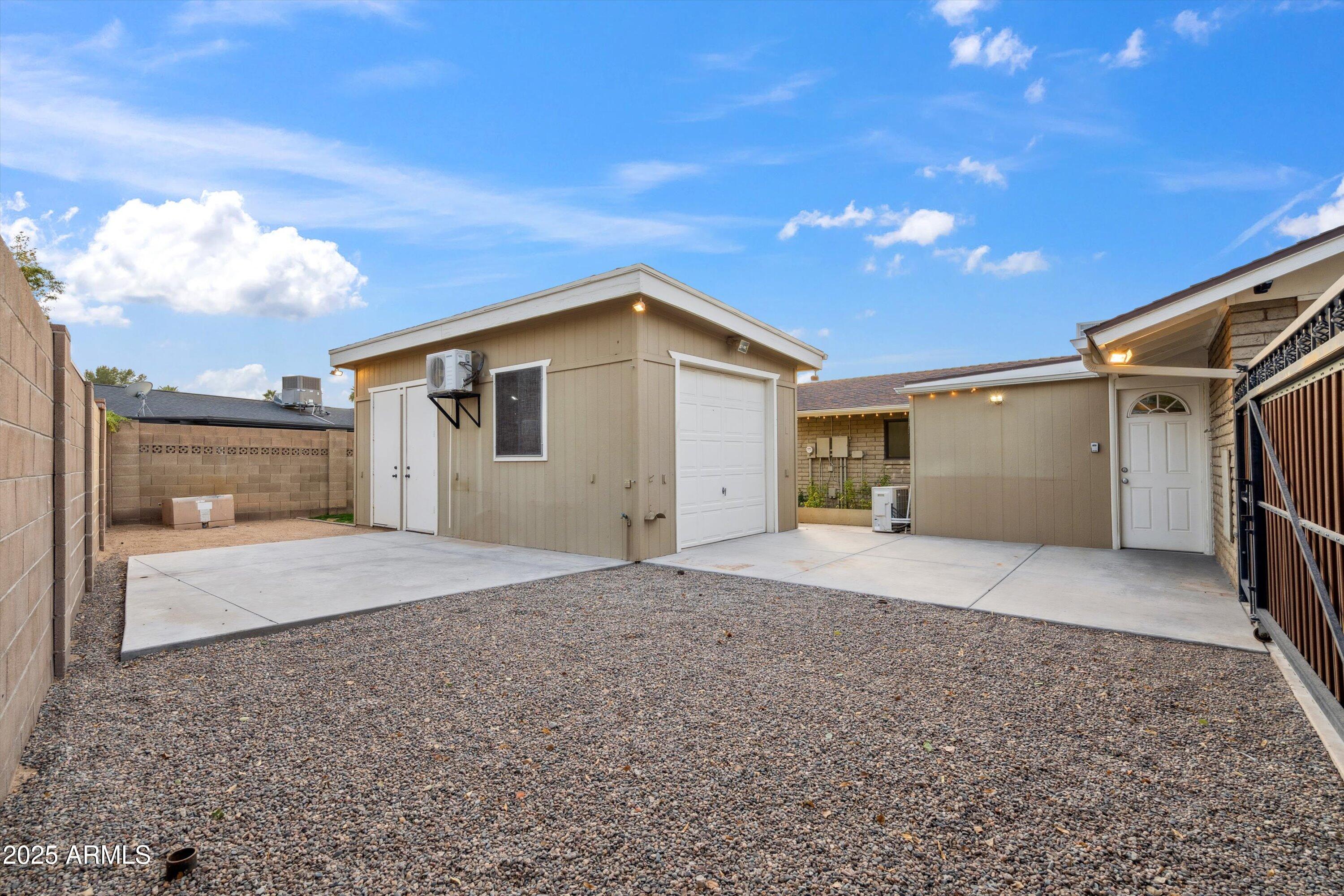 521 E CANTERBURY Lane