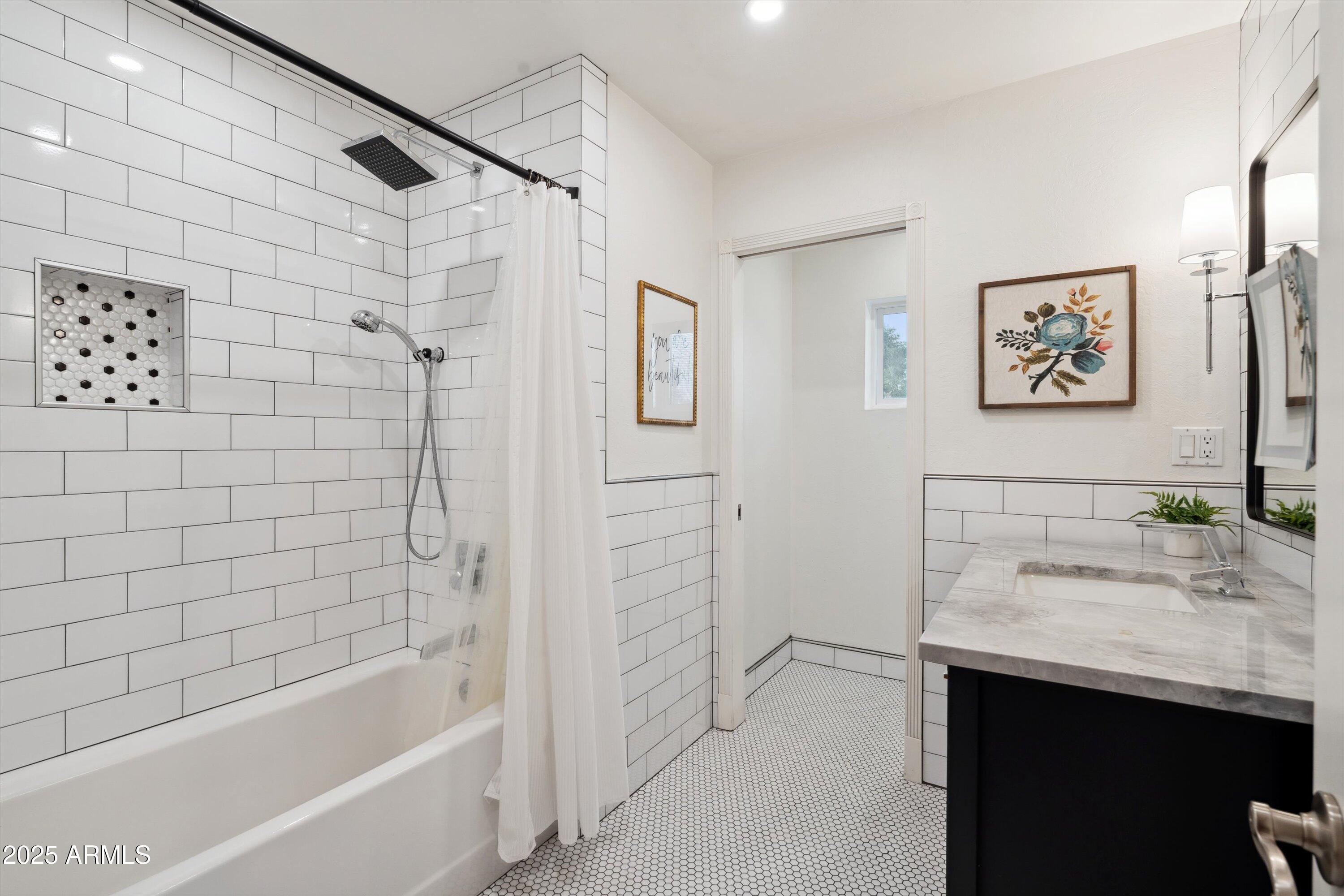 521 E CANTERBURY Lane