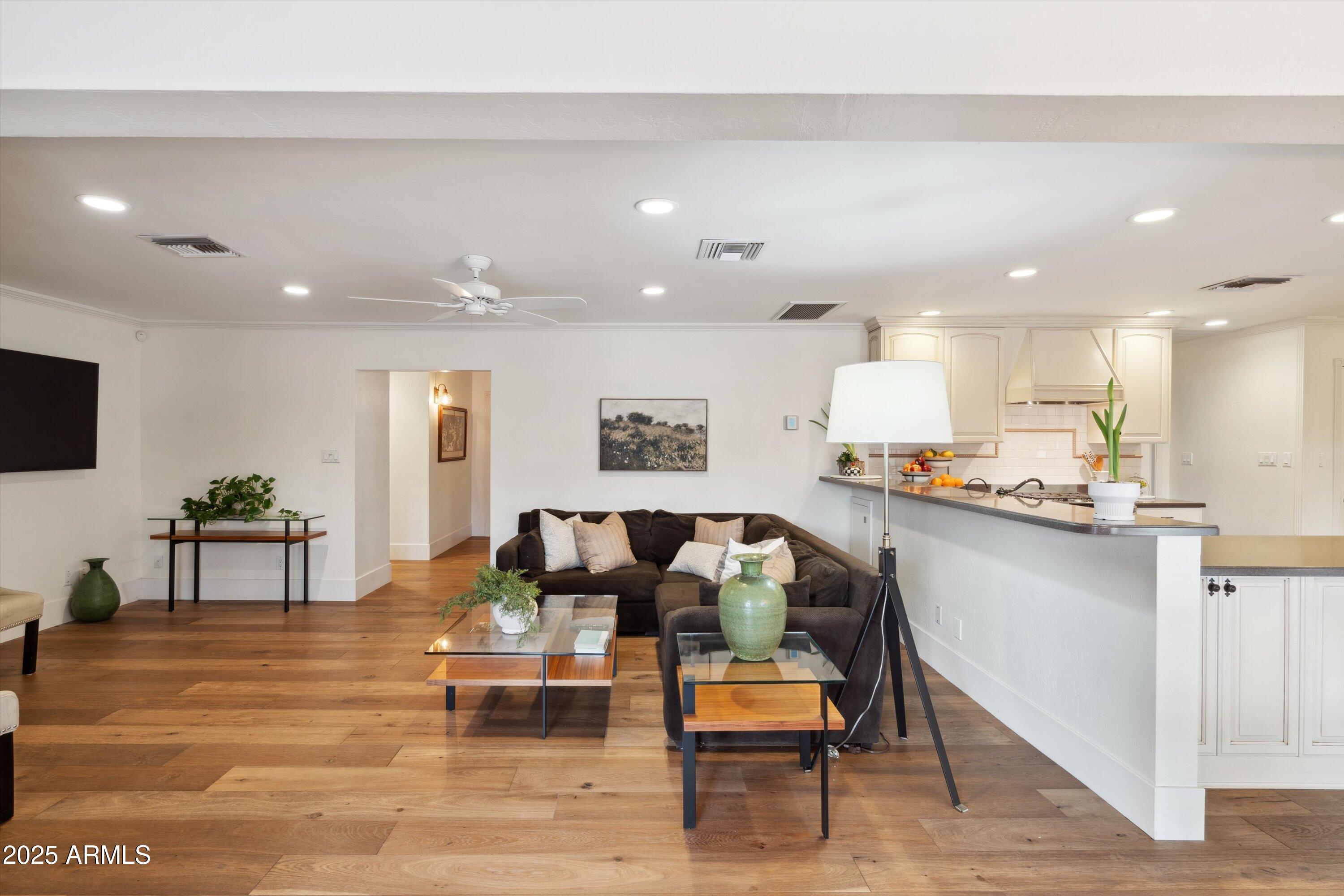 521 E CANTERBURY Lane