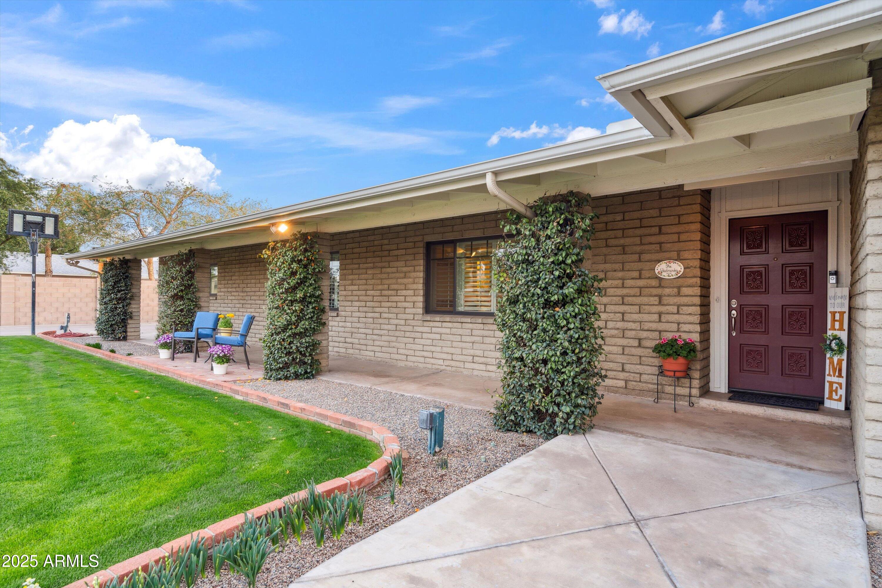 521 E CANTERBURY Lane