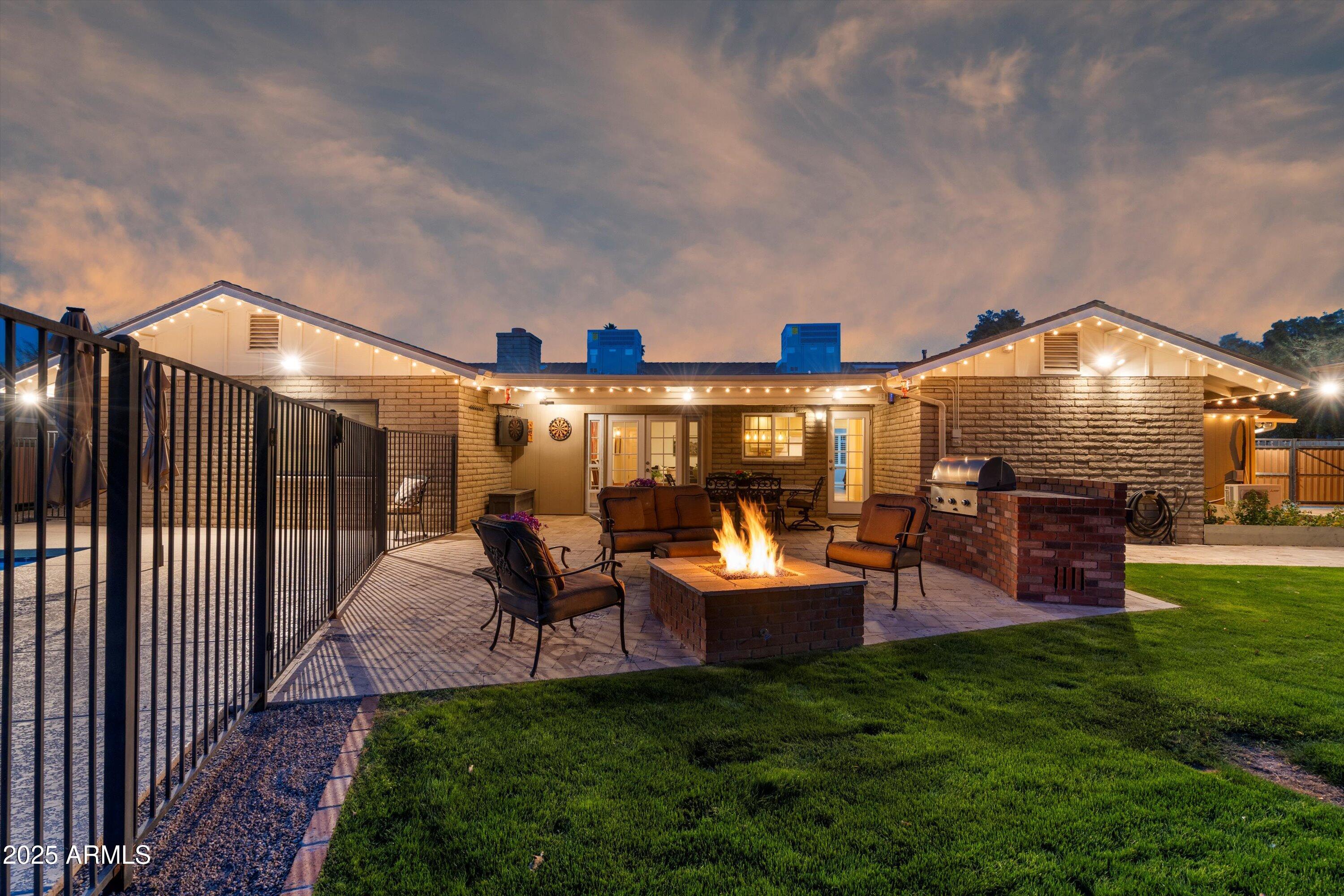 521 E CANTERBURY Lane