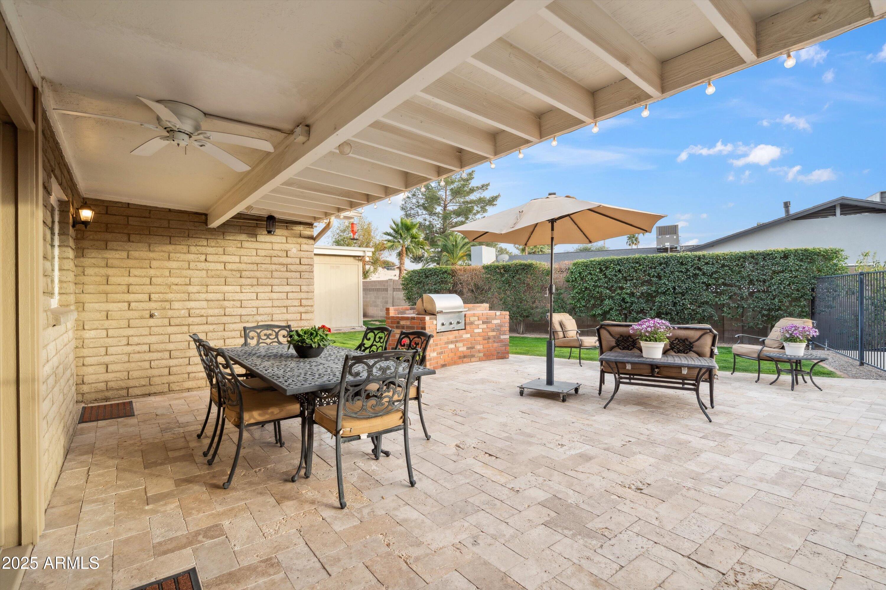 521 E CANTERBURY Lane