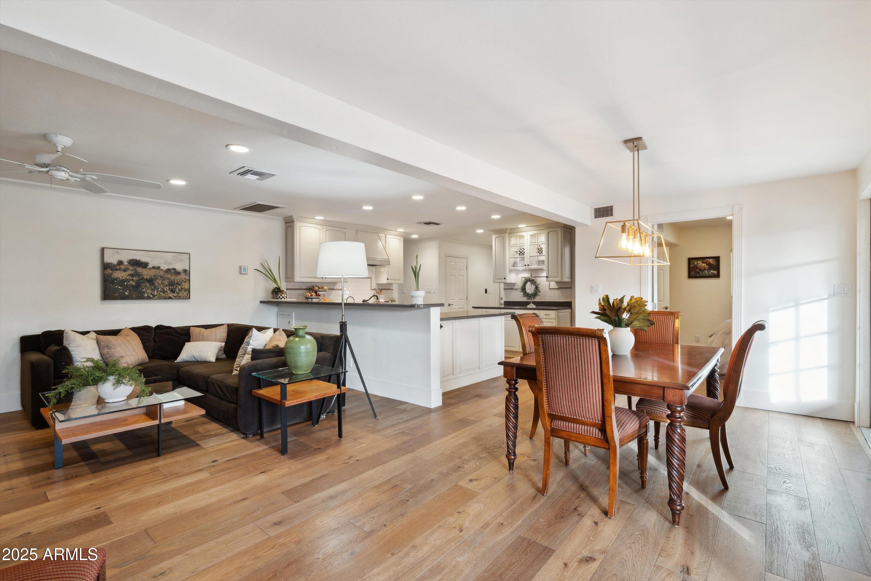 521 E CANTERBURY Lane