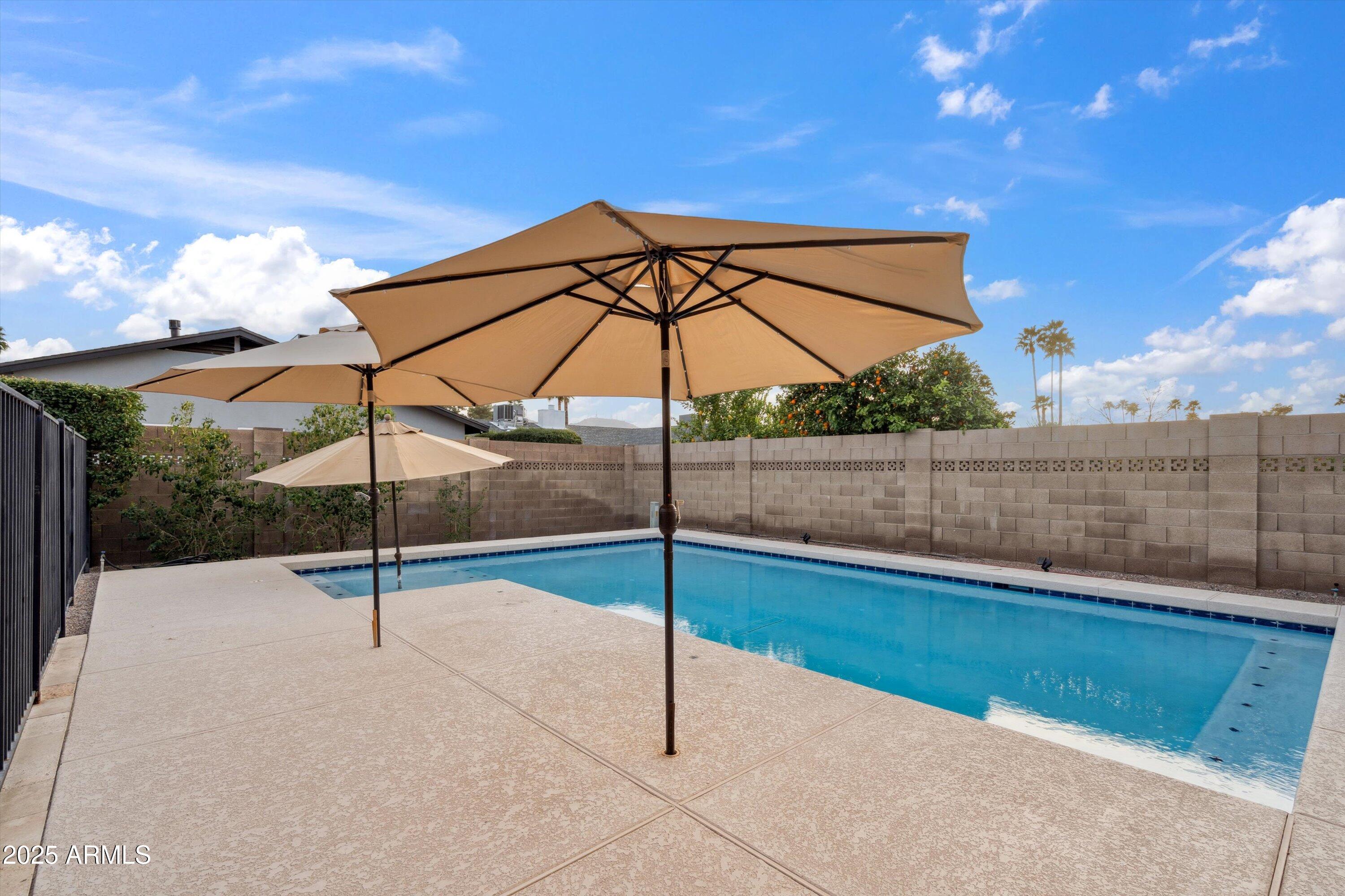 521 E CANTERBURY Lane