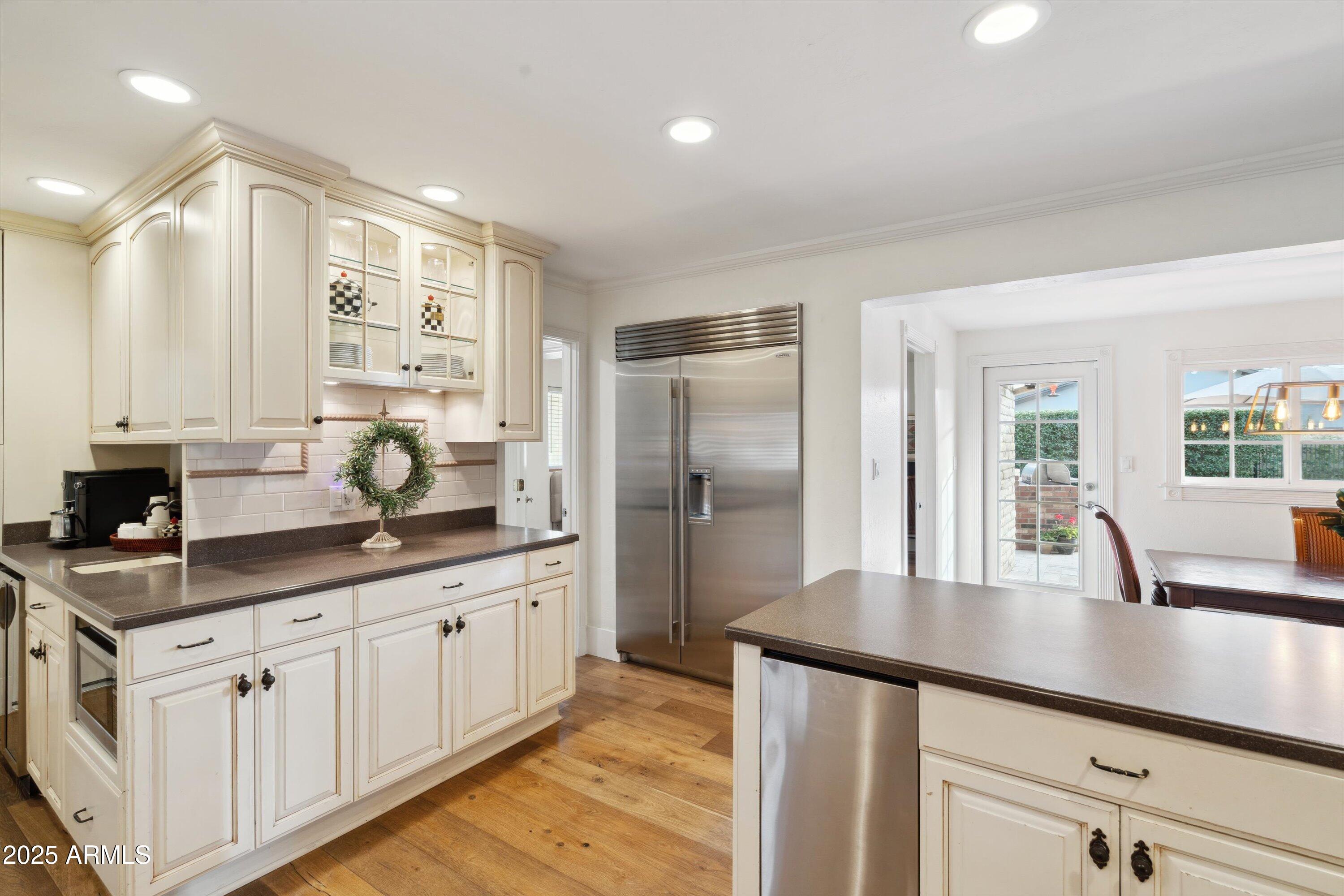 521 E CANTERBURY Lane