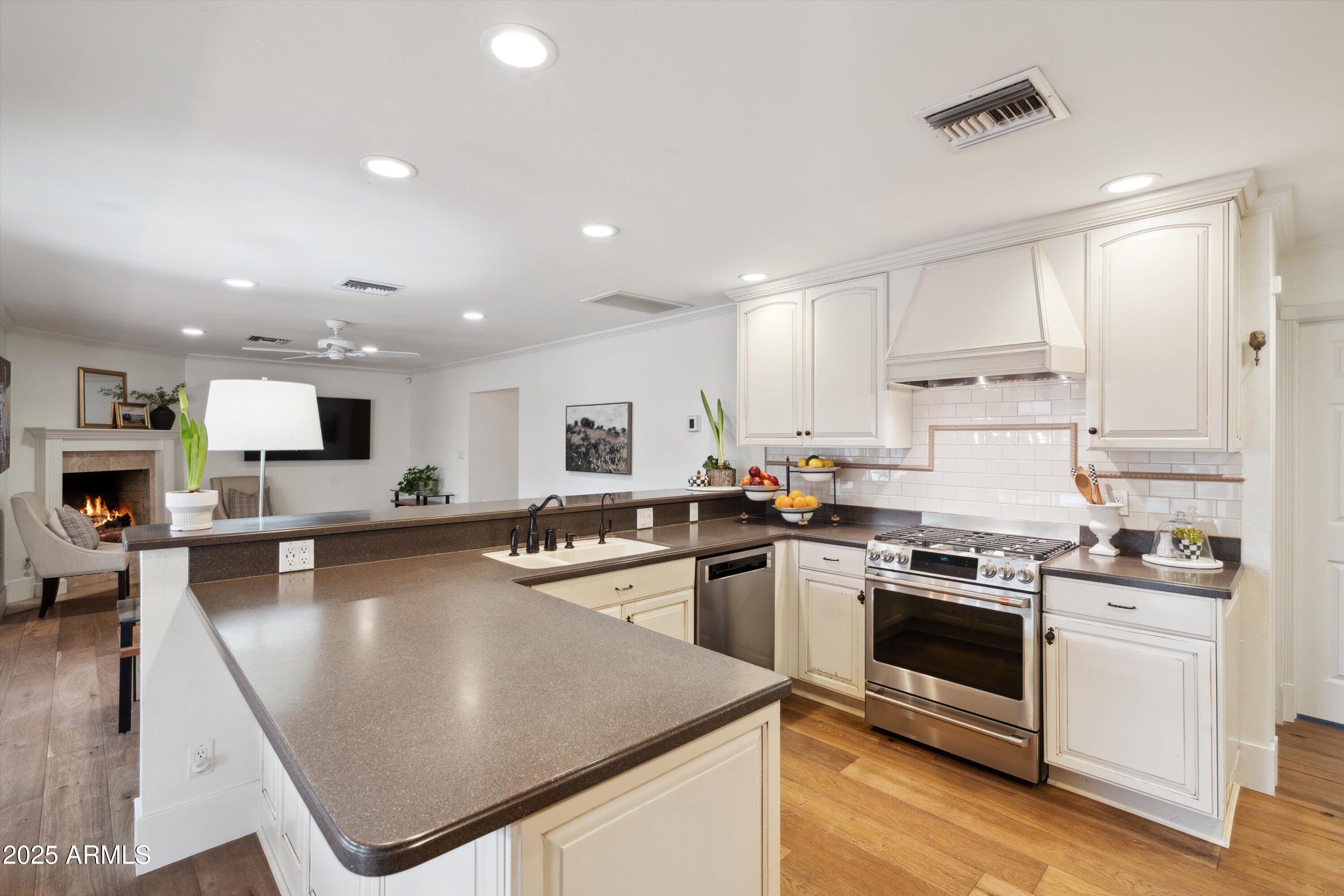 521 E CANTERBURY Lane