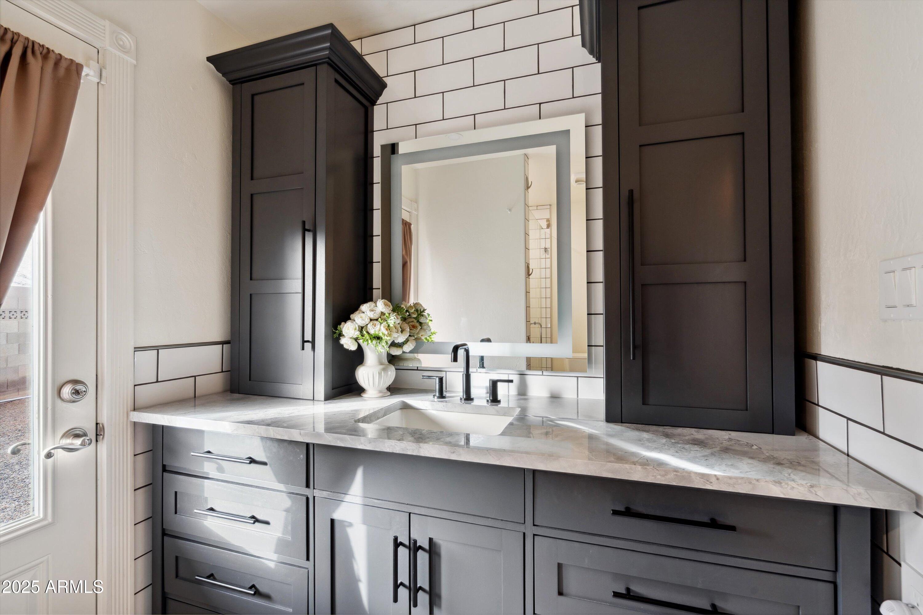 521 E CANTERBURY Lane