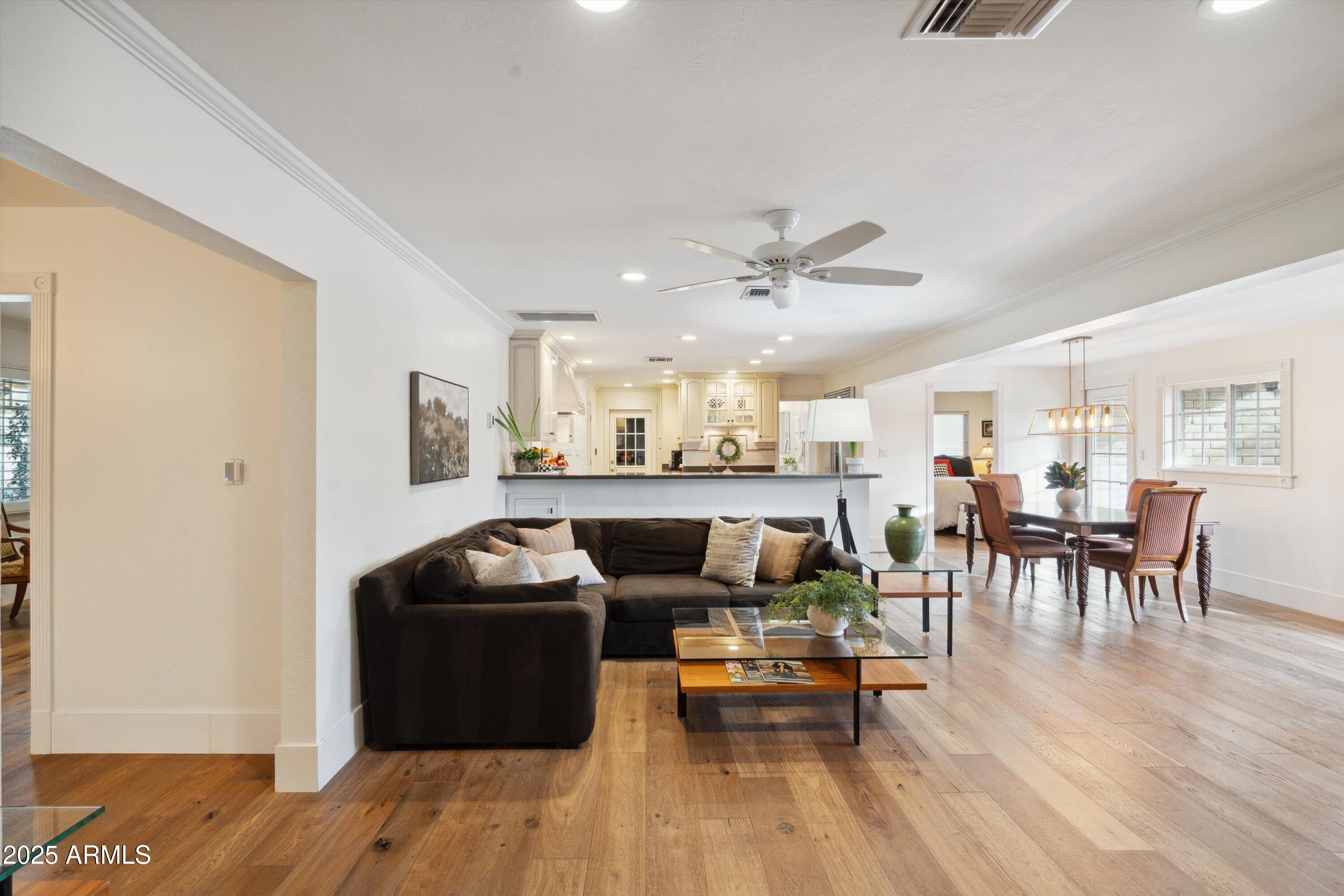 521 E CANTERBURY Lane