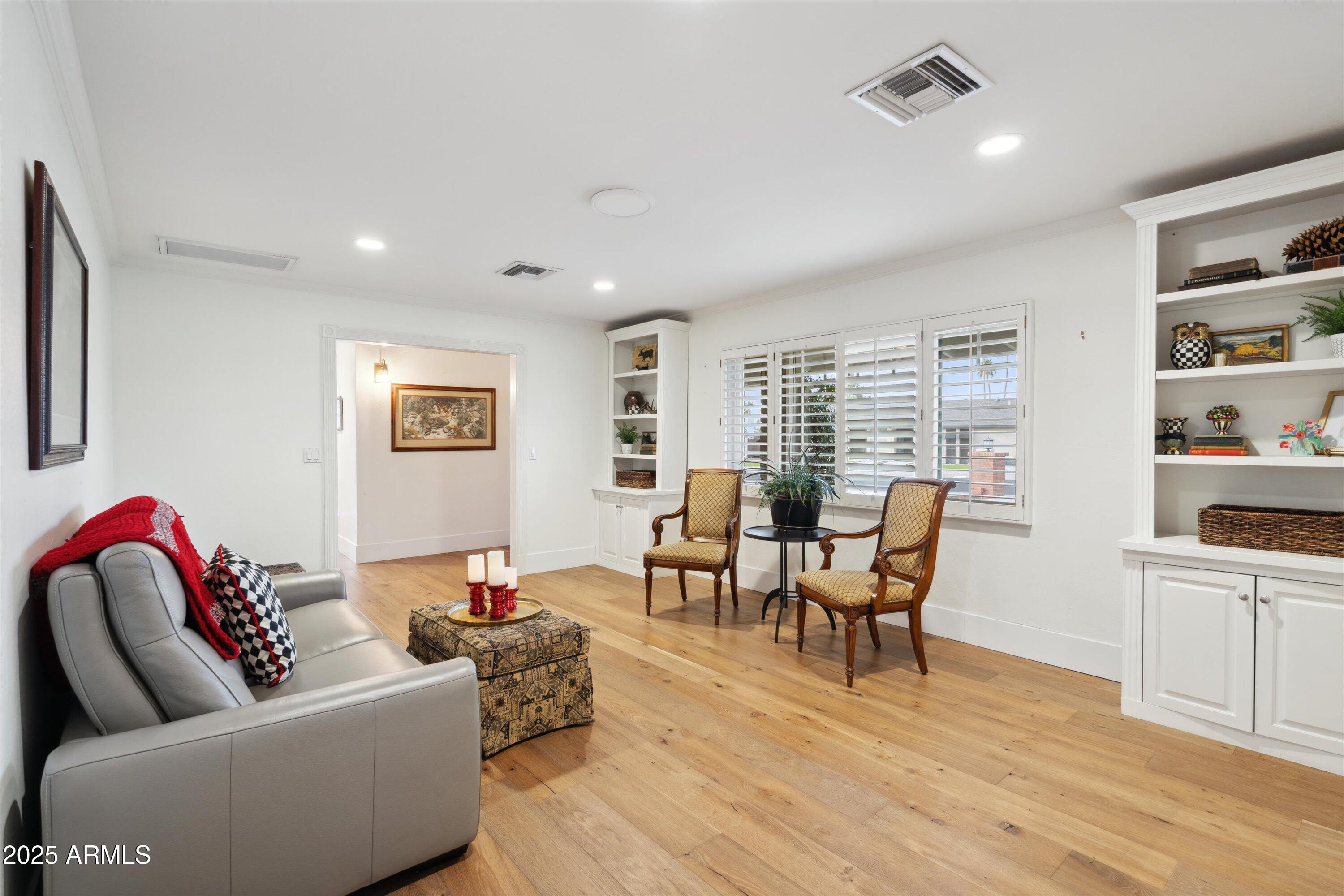 521 E CANTERBURY Lane