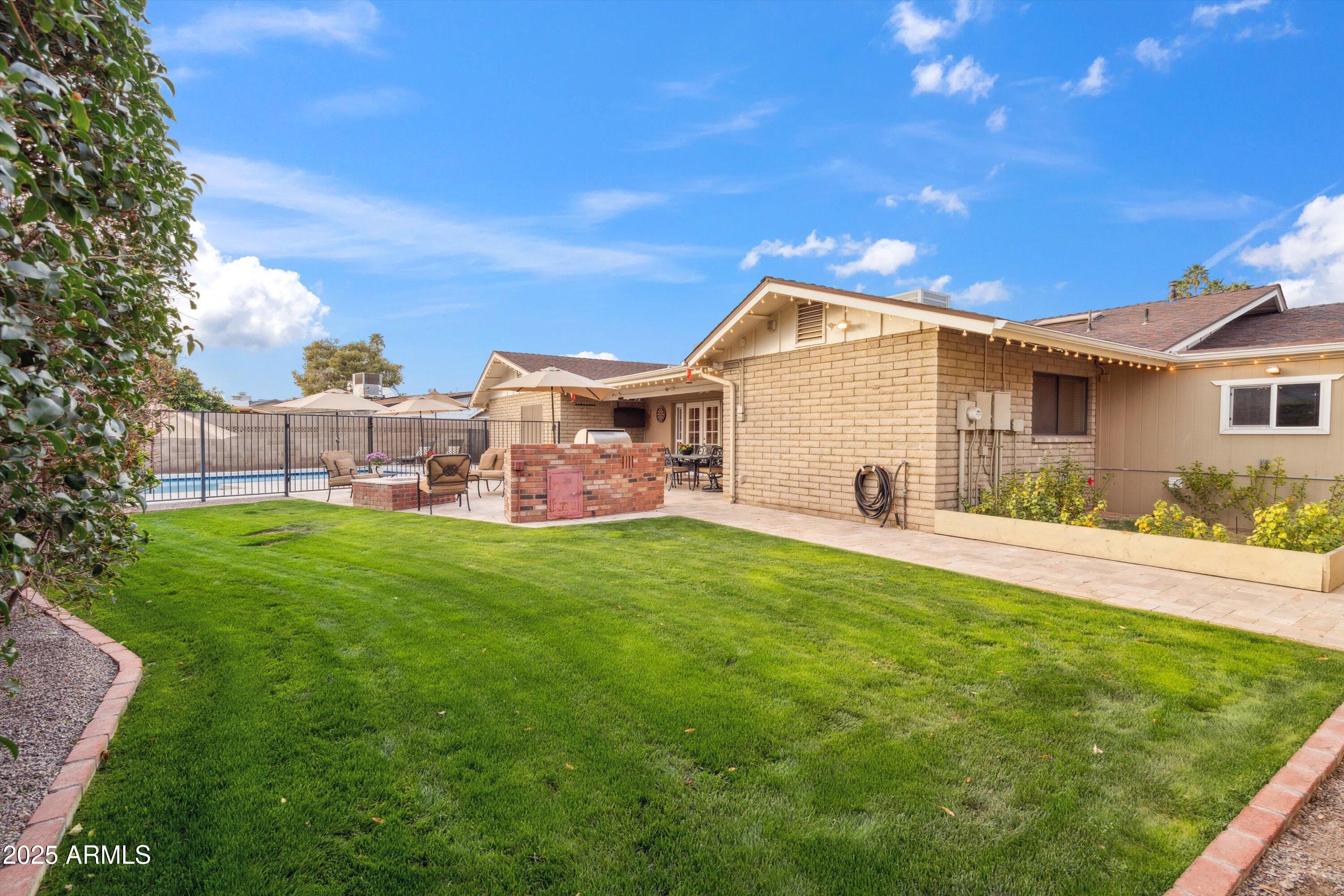 521 E CANTERBURY Lane