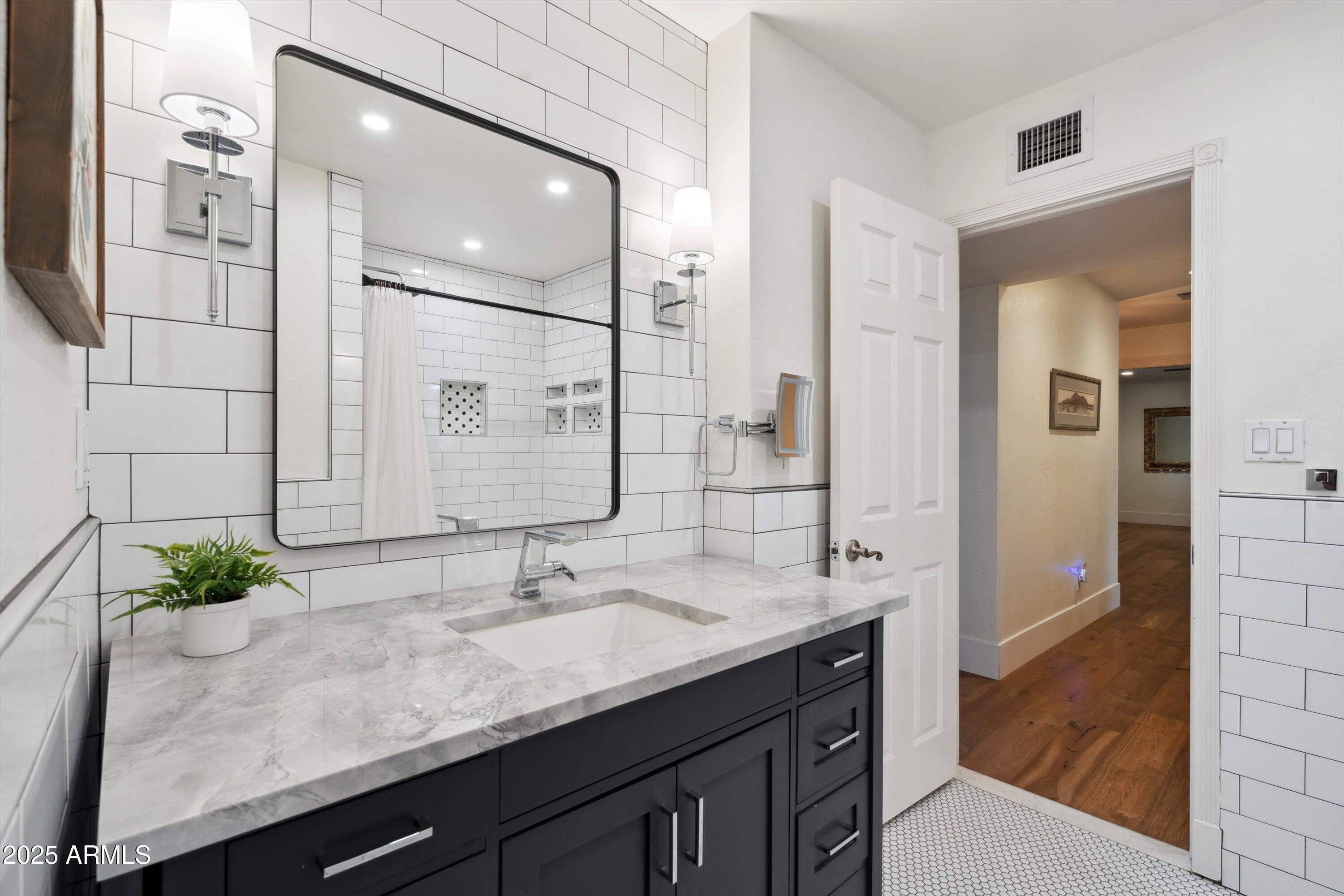 521 E CANTERBURY Lane