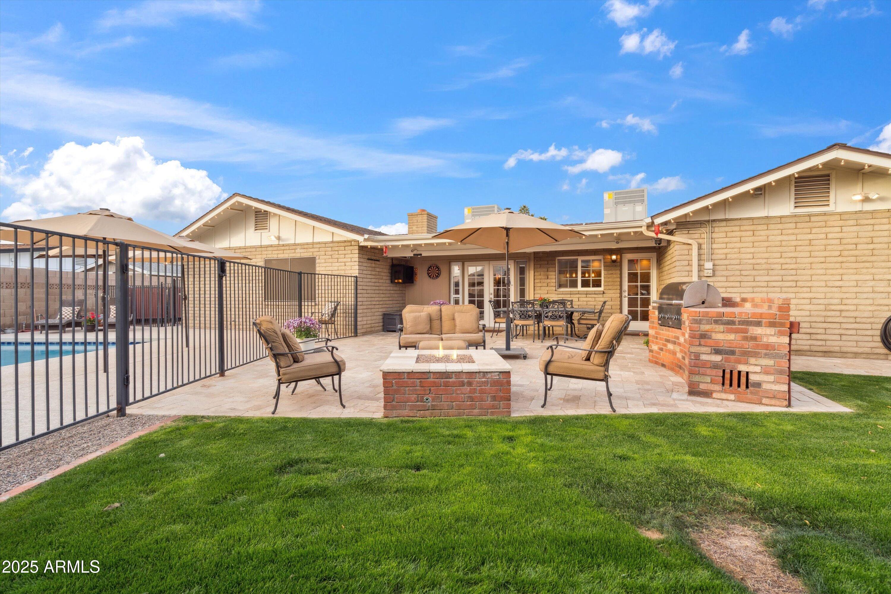 521 E CANTERBURY Lane