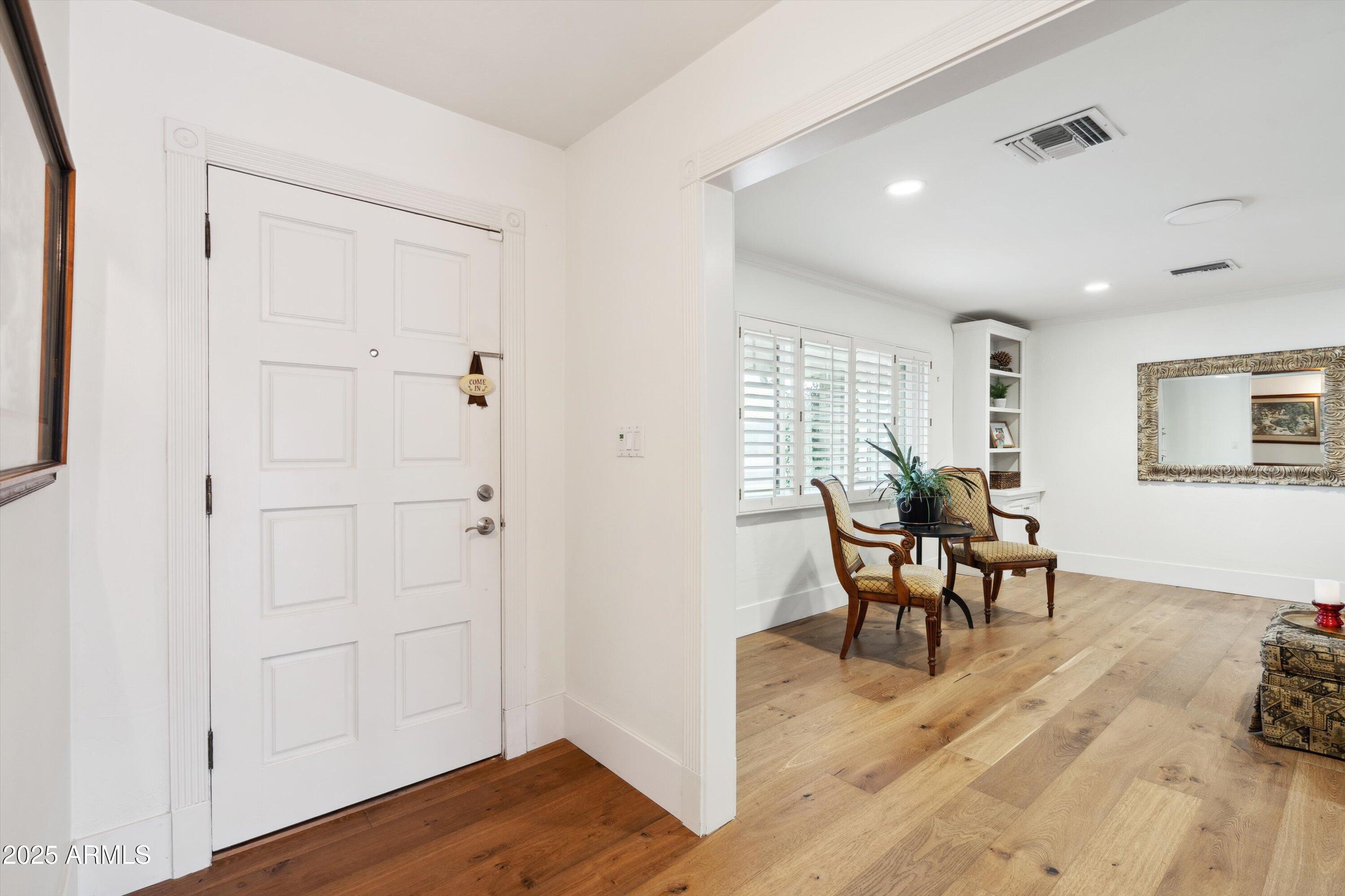 521 E CANTERBURY Lane