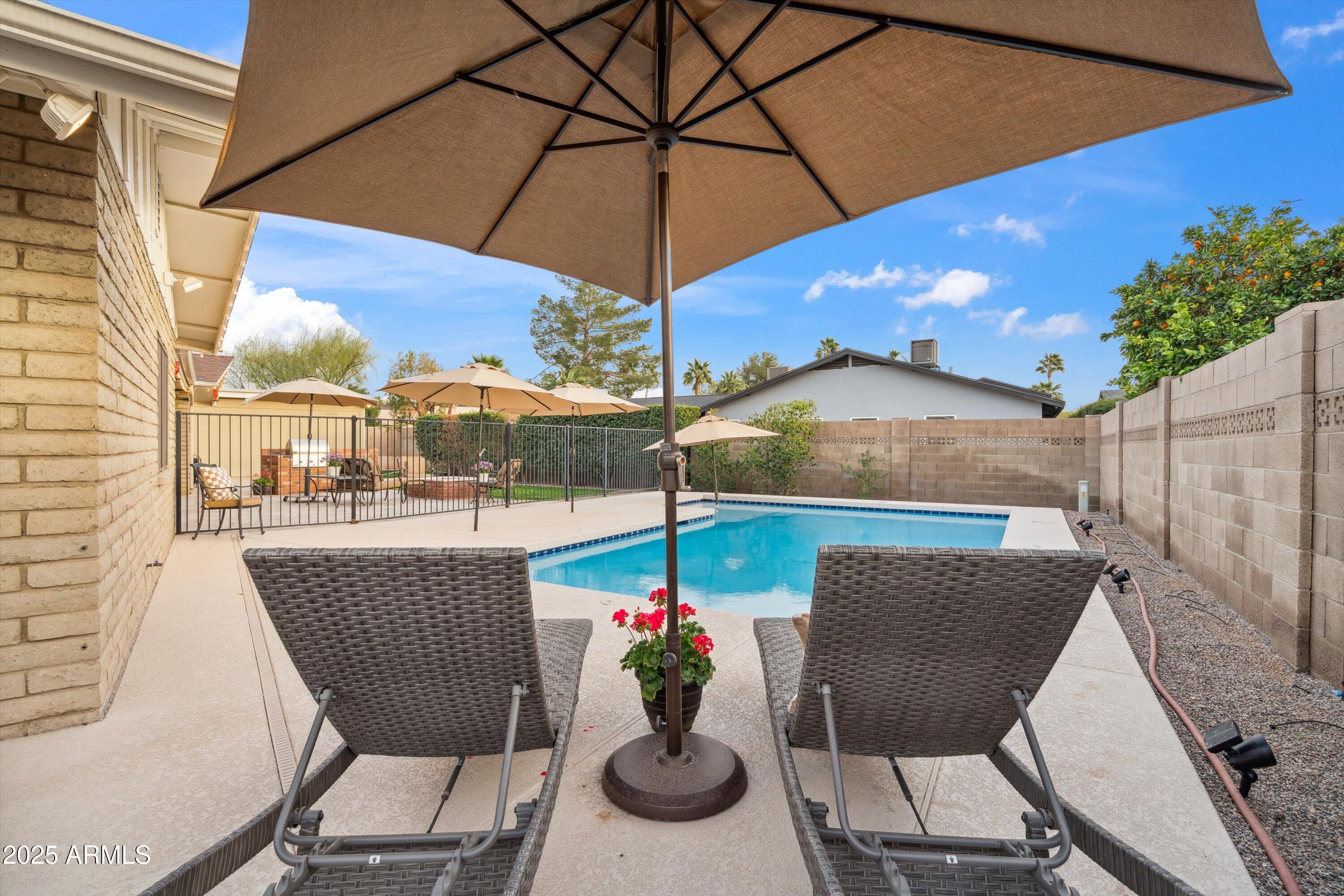 521 E CANTERBURY Lane