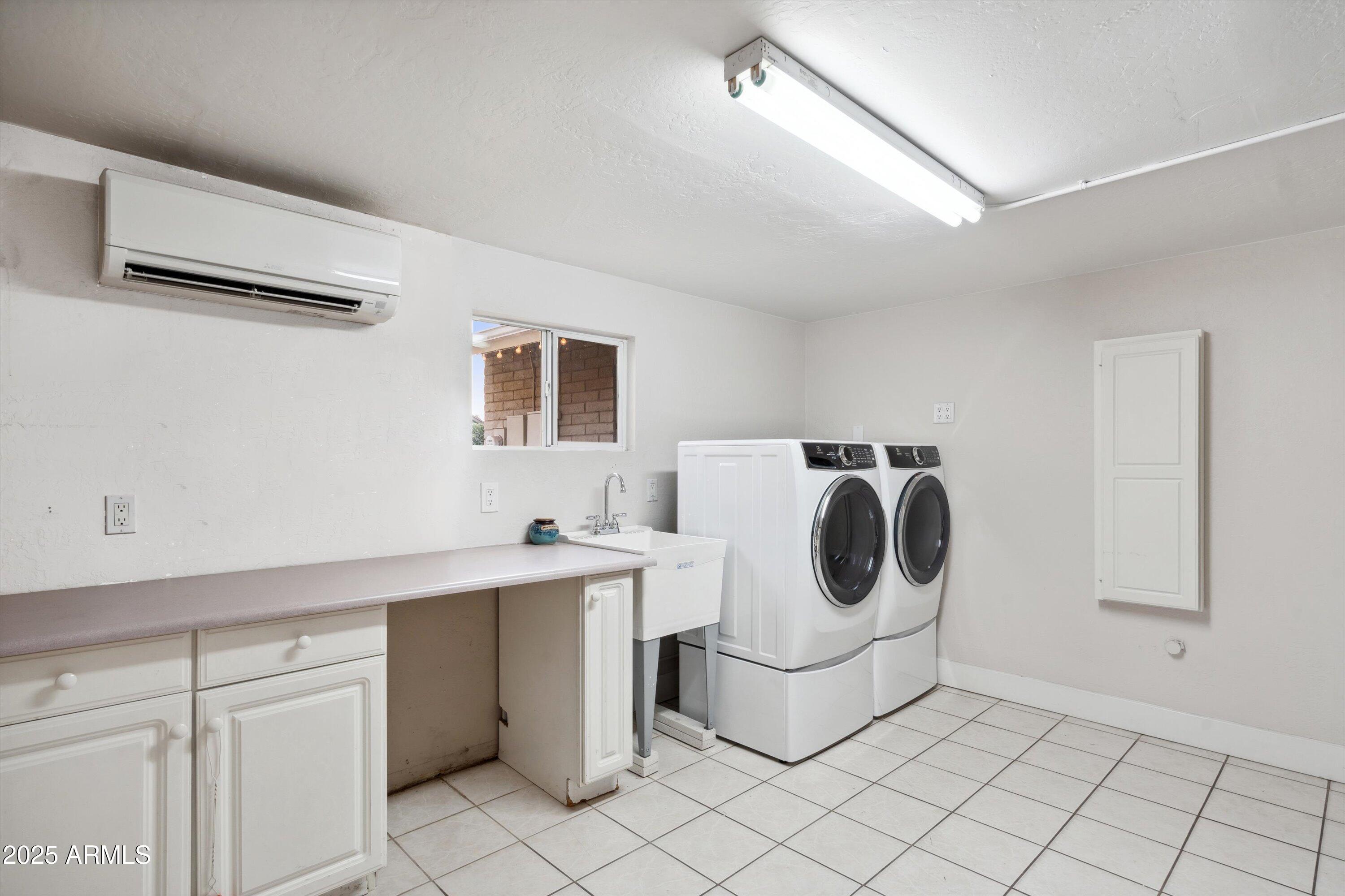 521 E CANTERBURY Lane