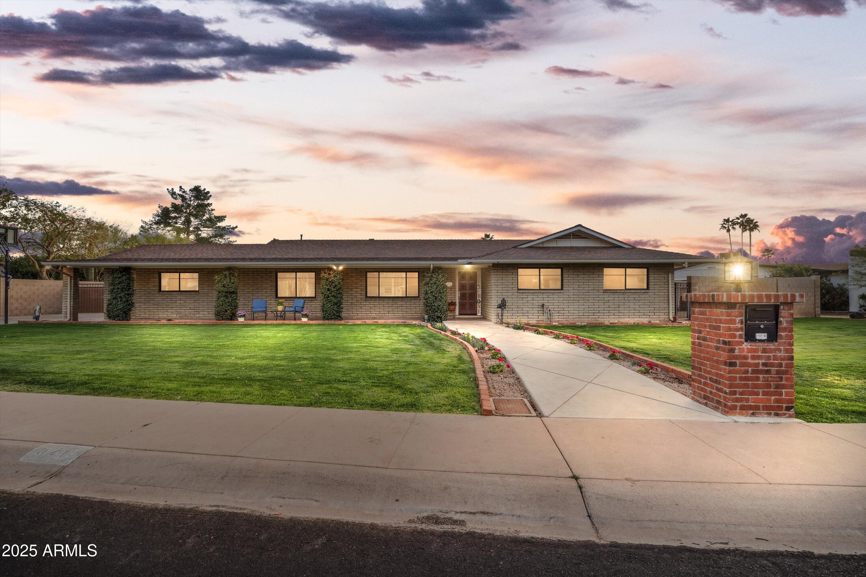 521 E CANTERBURY Lane