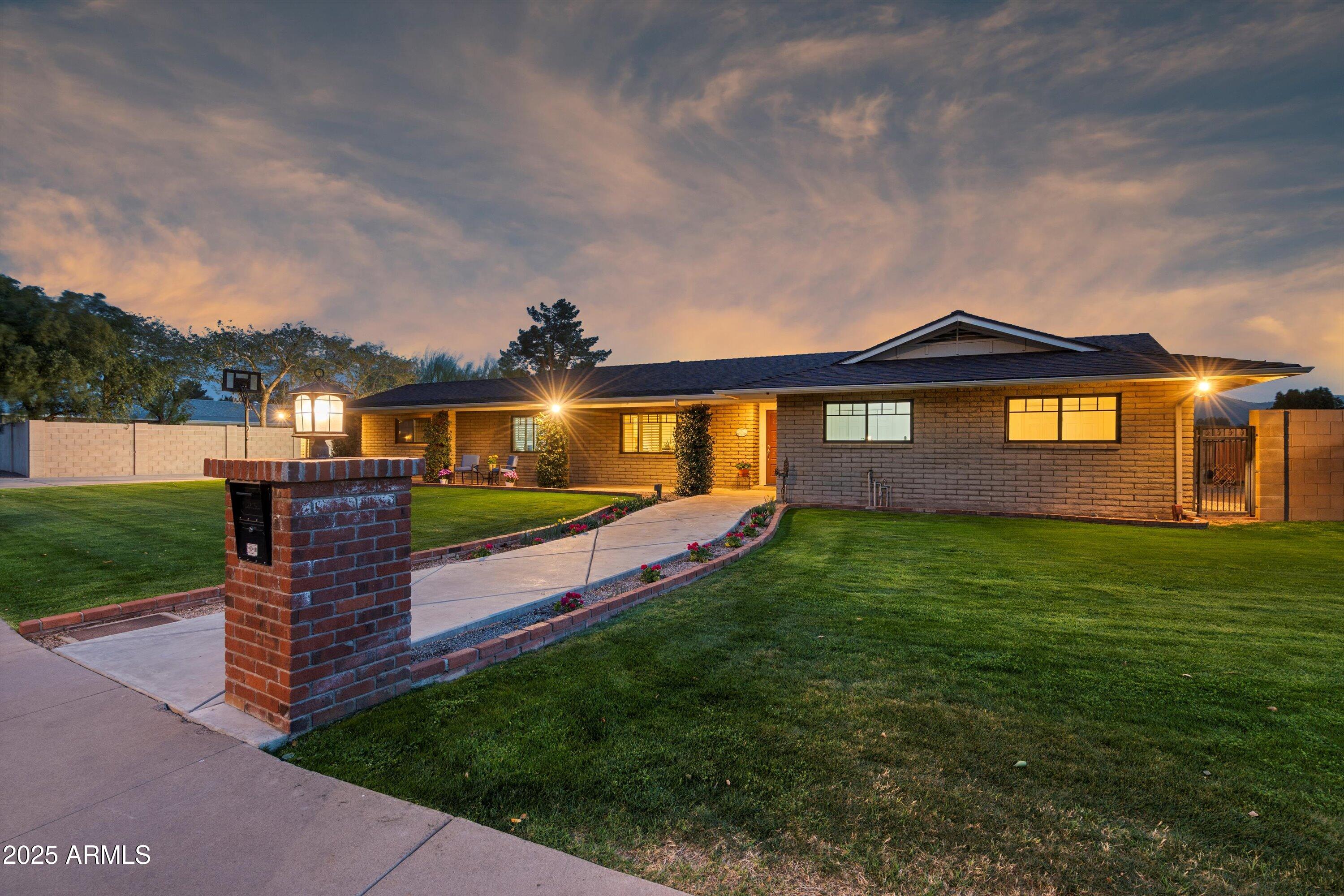 521 E CANTERBURY Lane