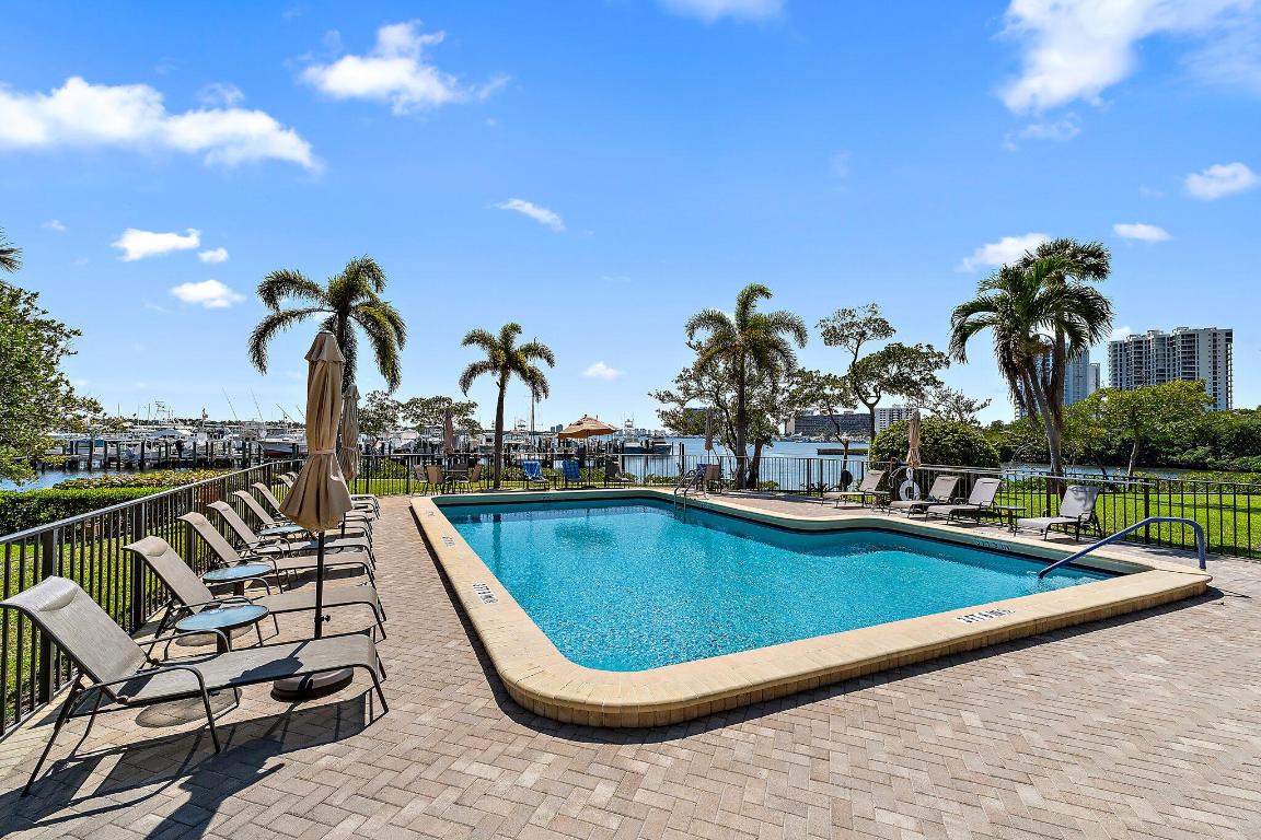 1618 Twelve Oaks Way 104