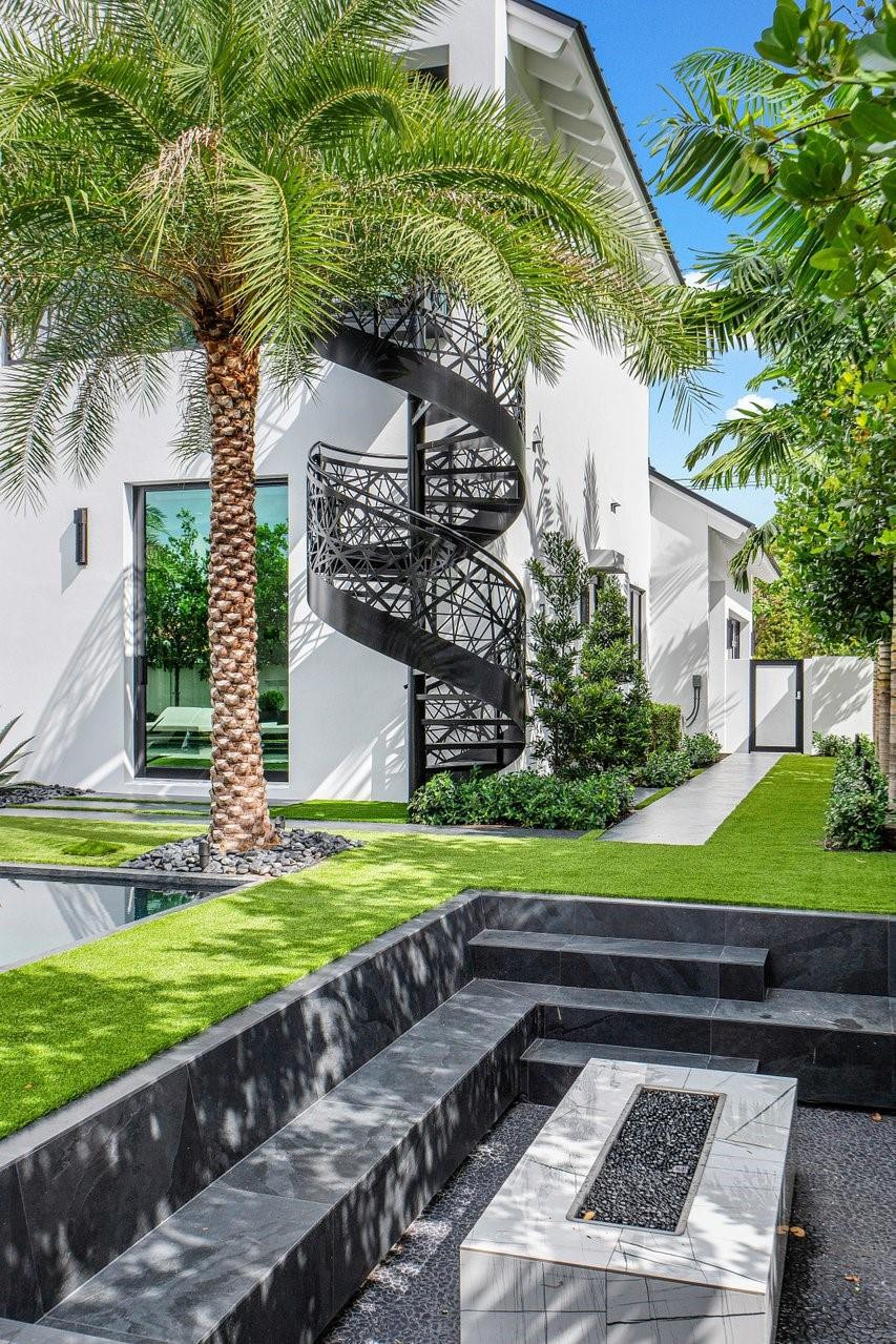 202 NW 7th St