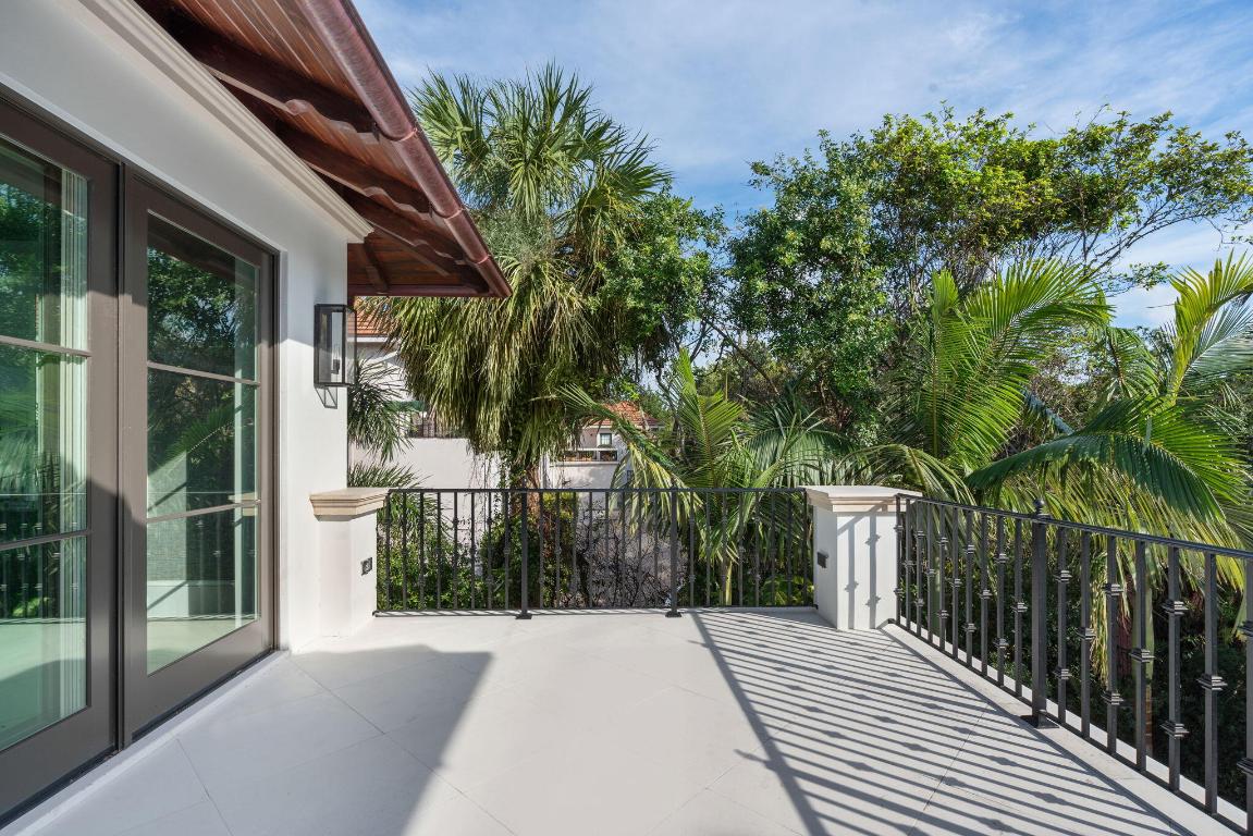 218 Everglade Avenue