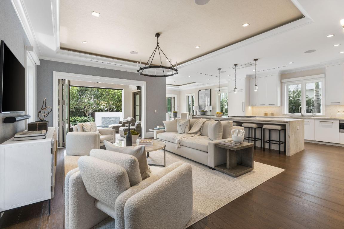 218 Everglade Avenue