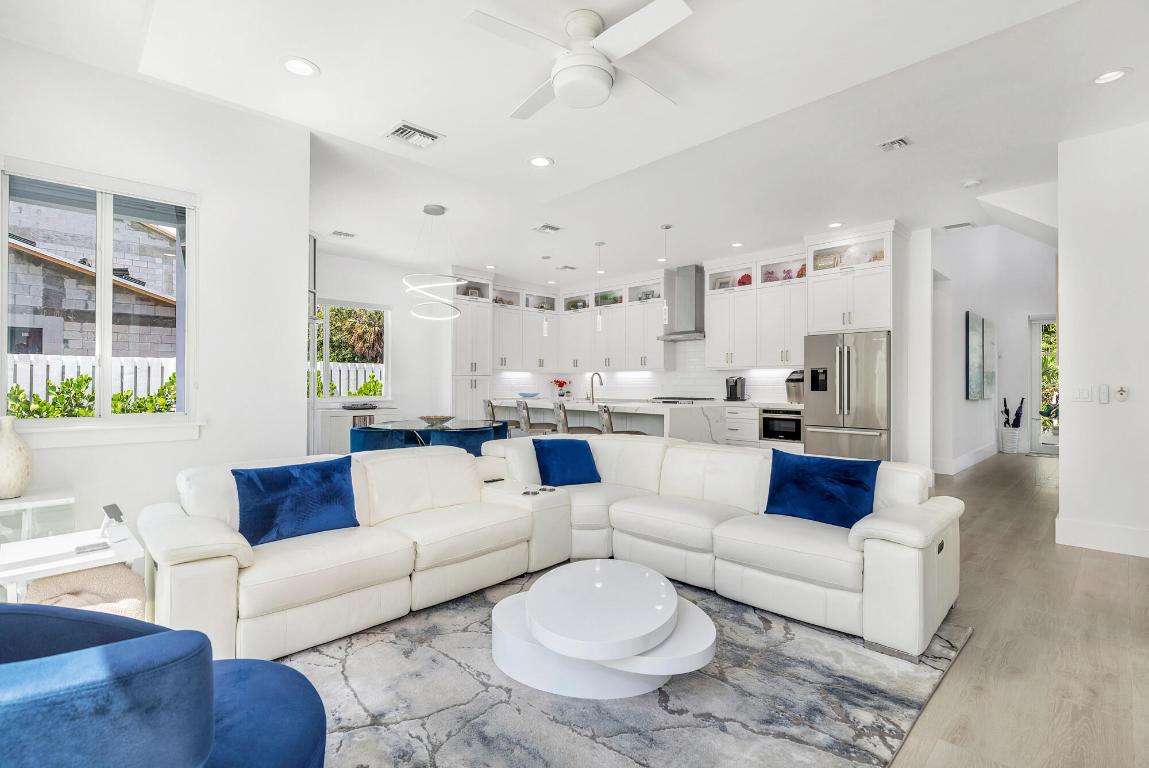 1519 N Lakeside Drive