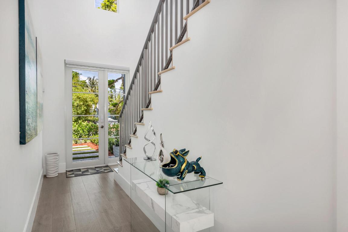 1519 N Lakeside Drive