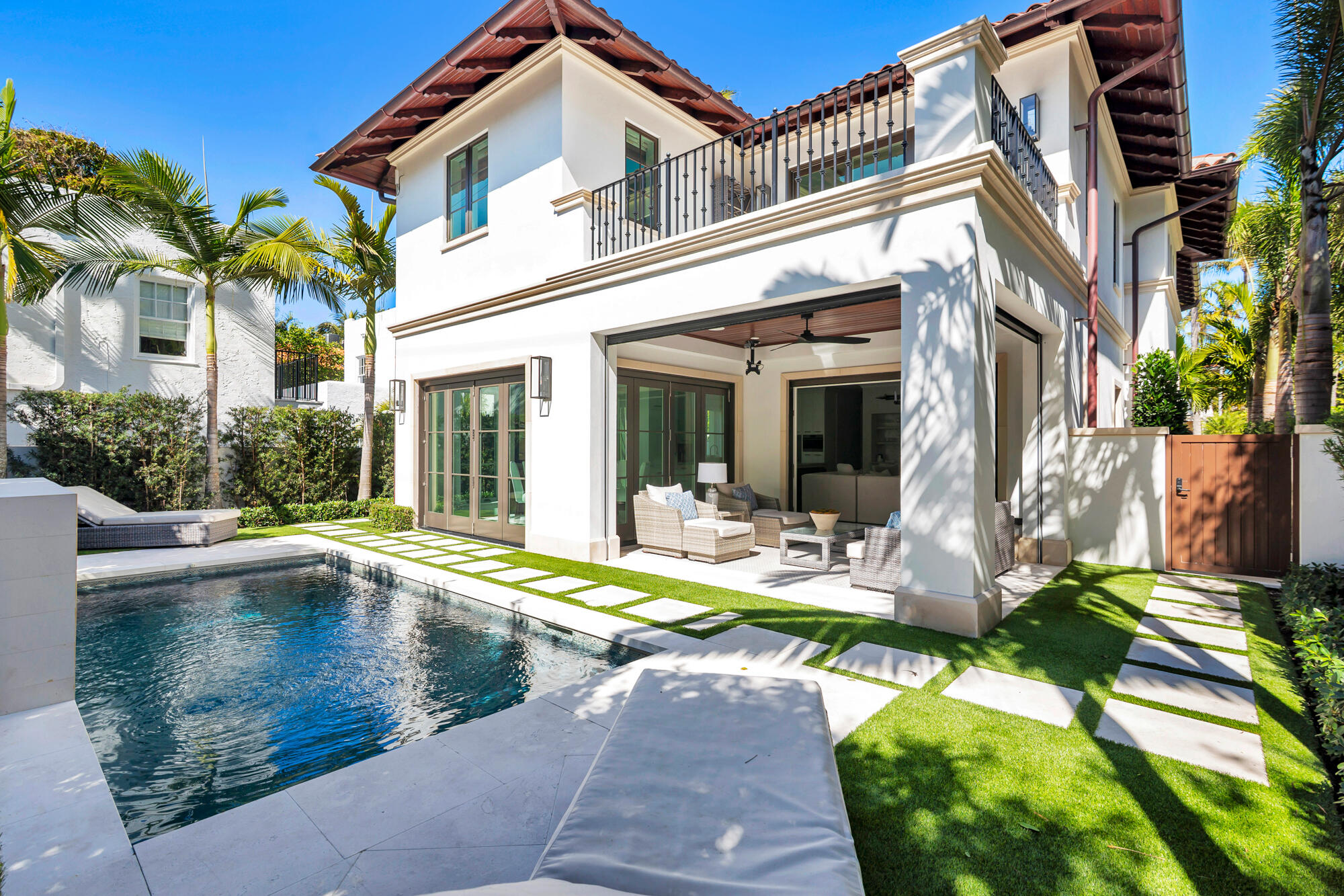 218 Everglade Avenue