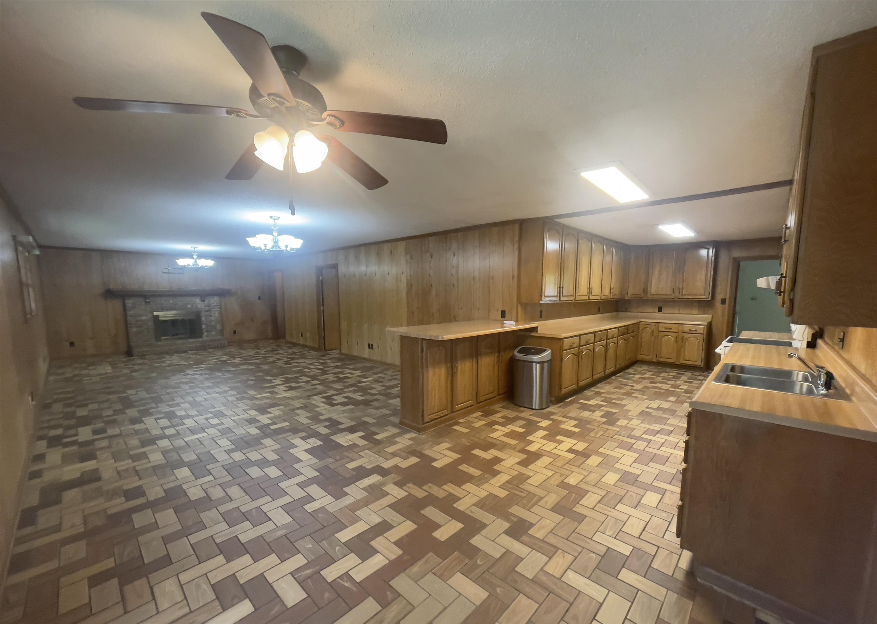 806 LYNN ST