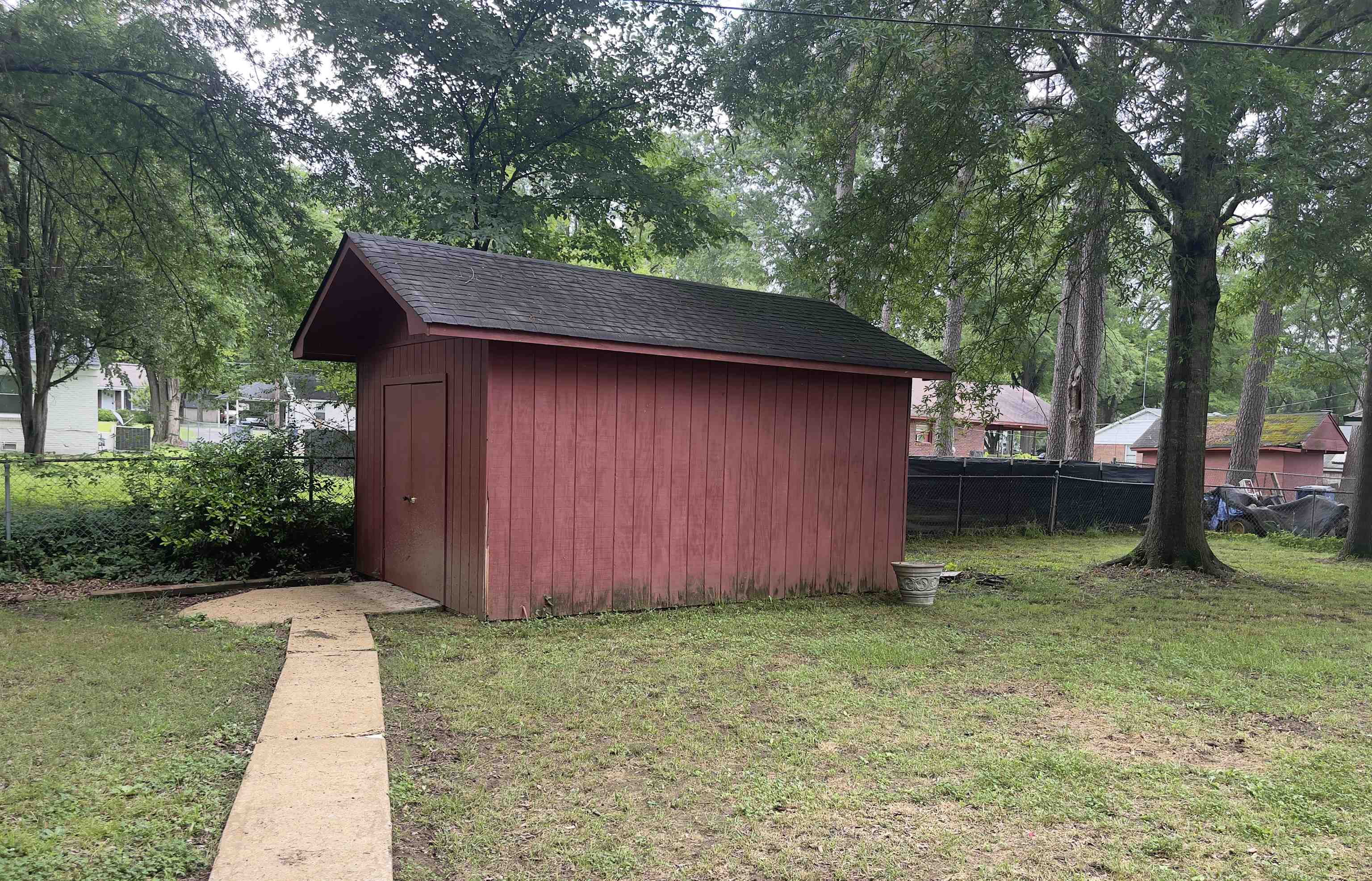 806 LYNN ST