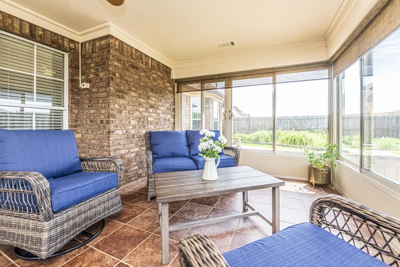 65 CAITLYN GENEVA CV