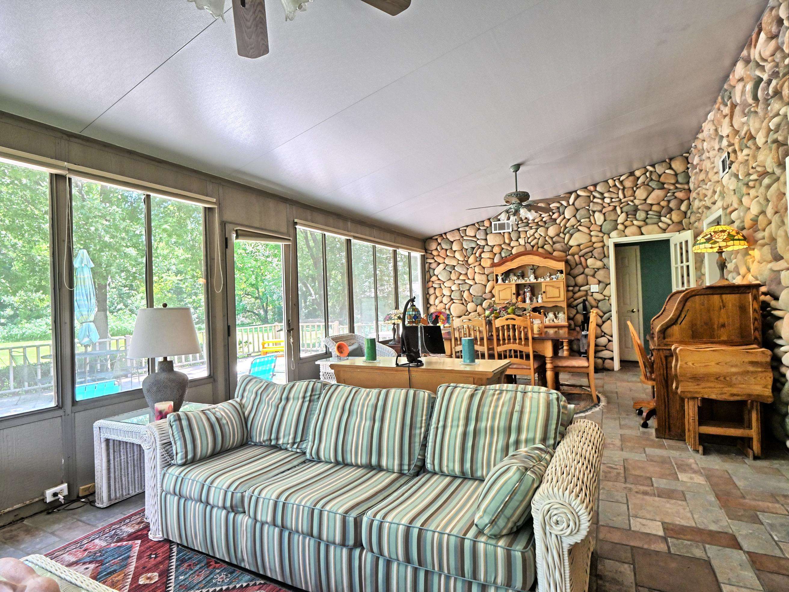 142 ROOKS DR