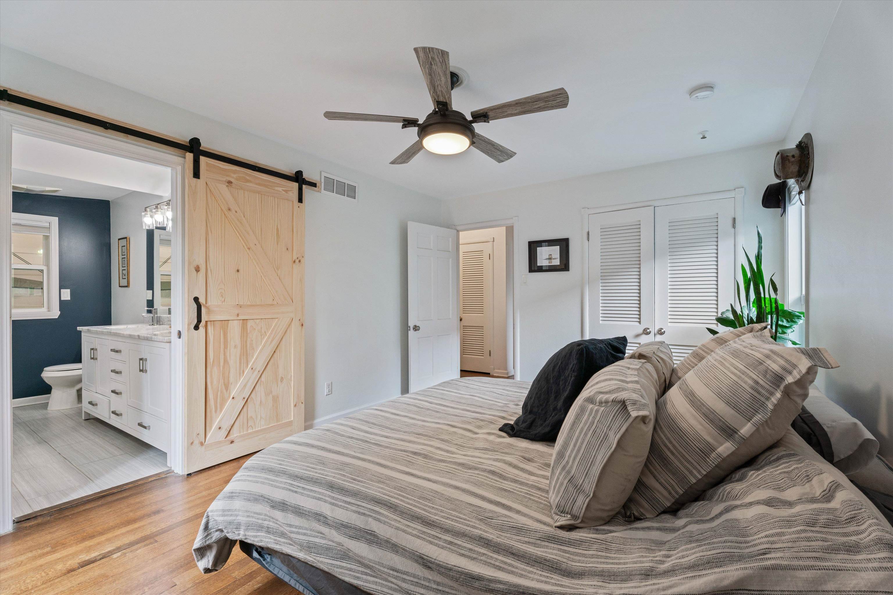 453 S WHITE STATION DR