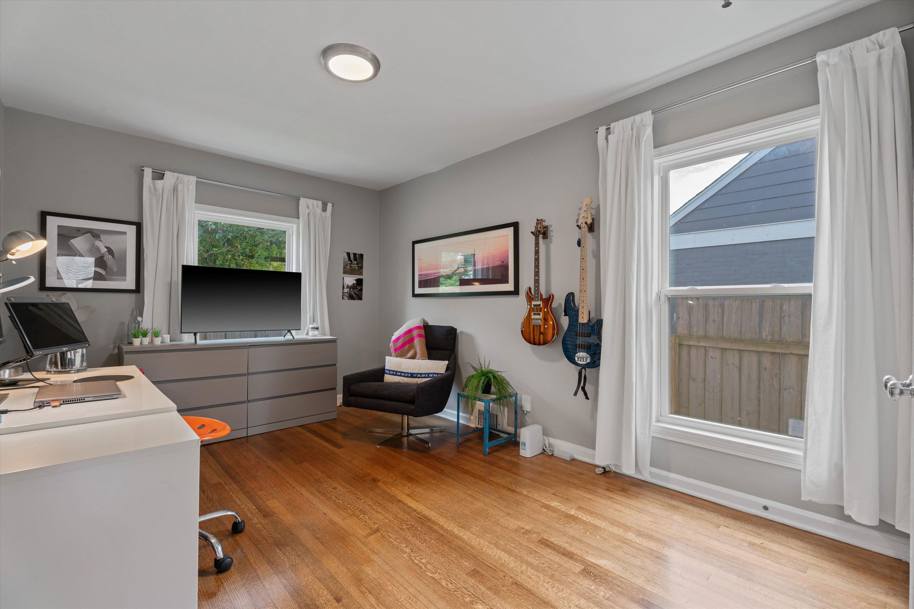 453 S WHITE STATION DR