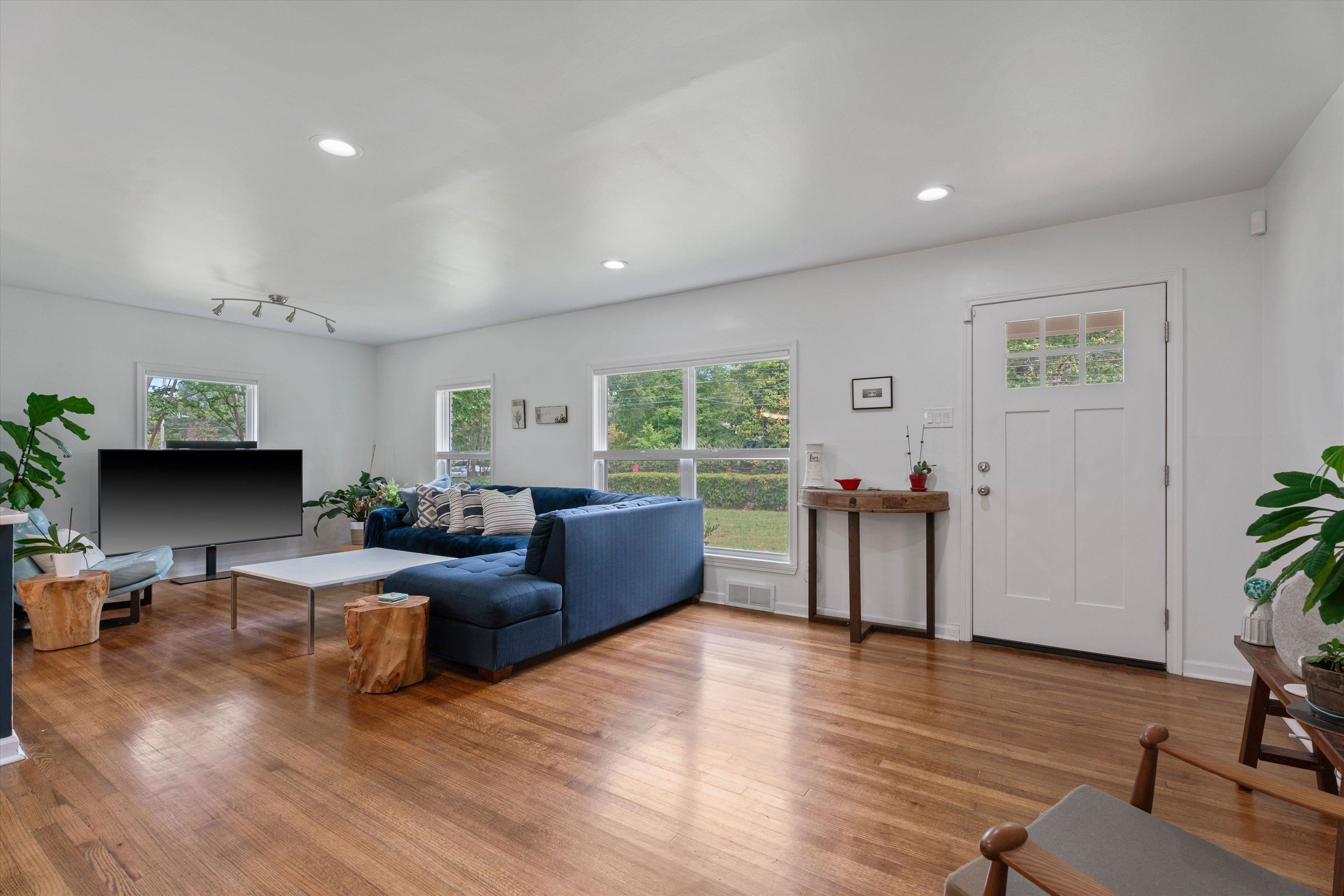 453 S WHITE STATION DR