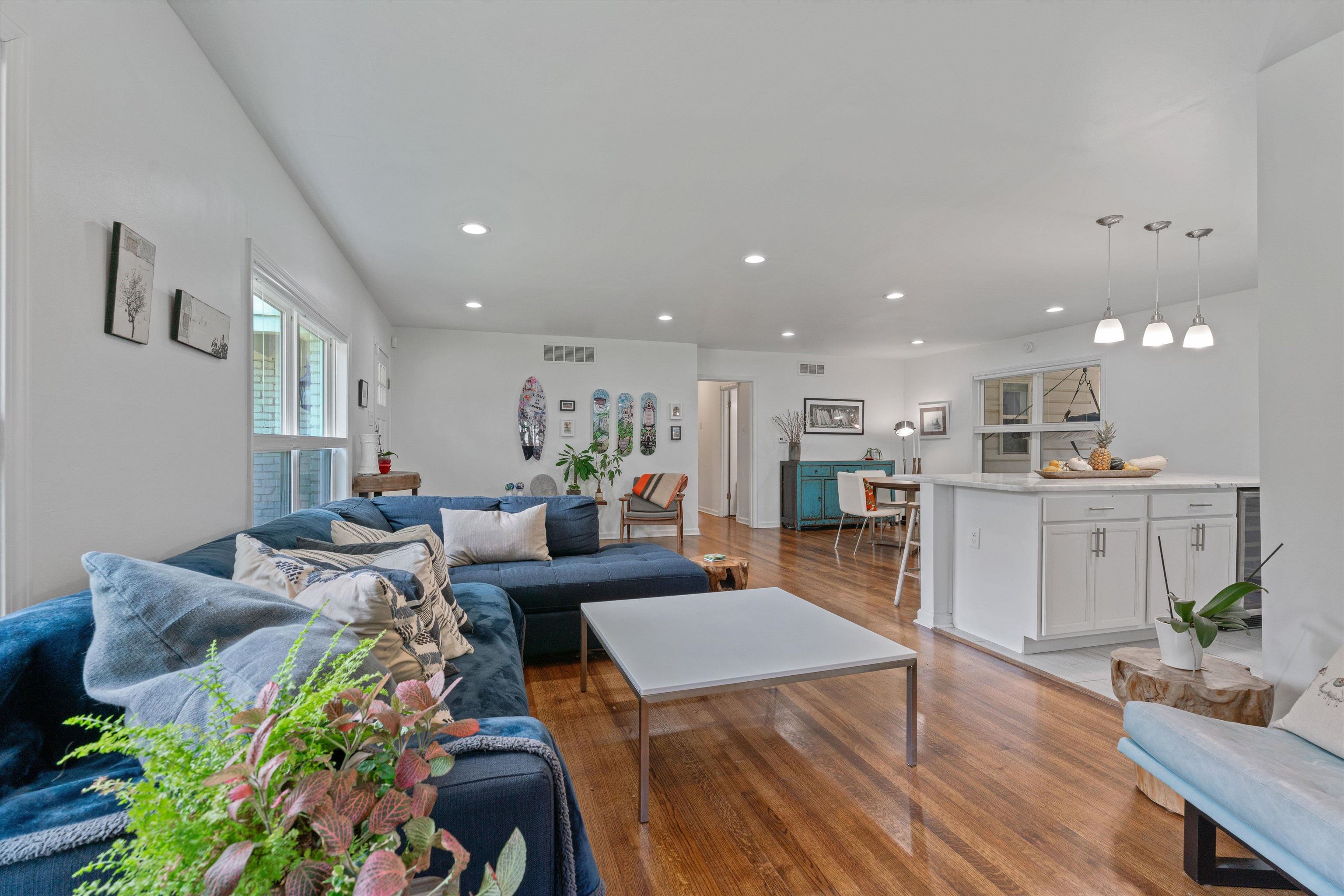 453 S WHITE STATION DR