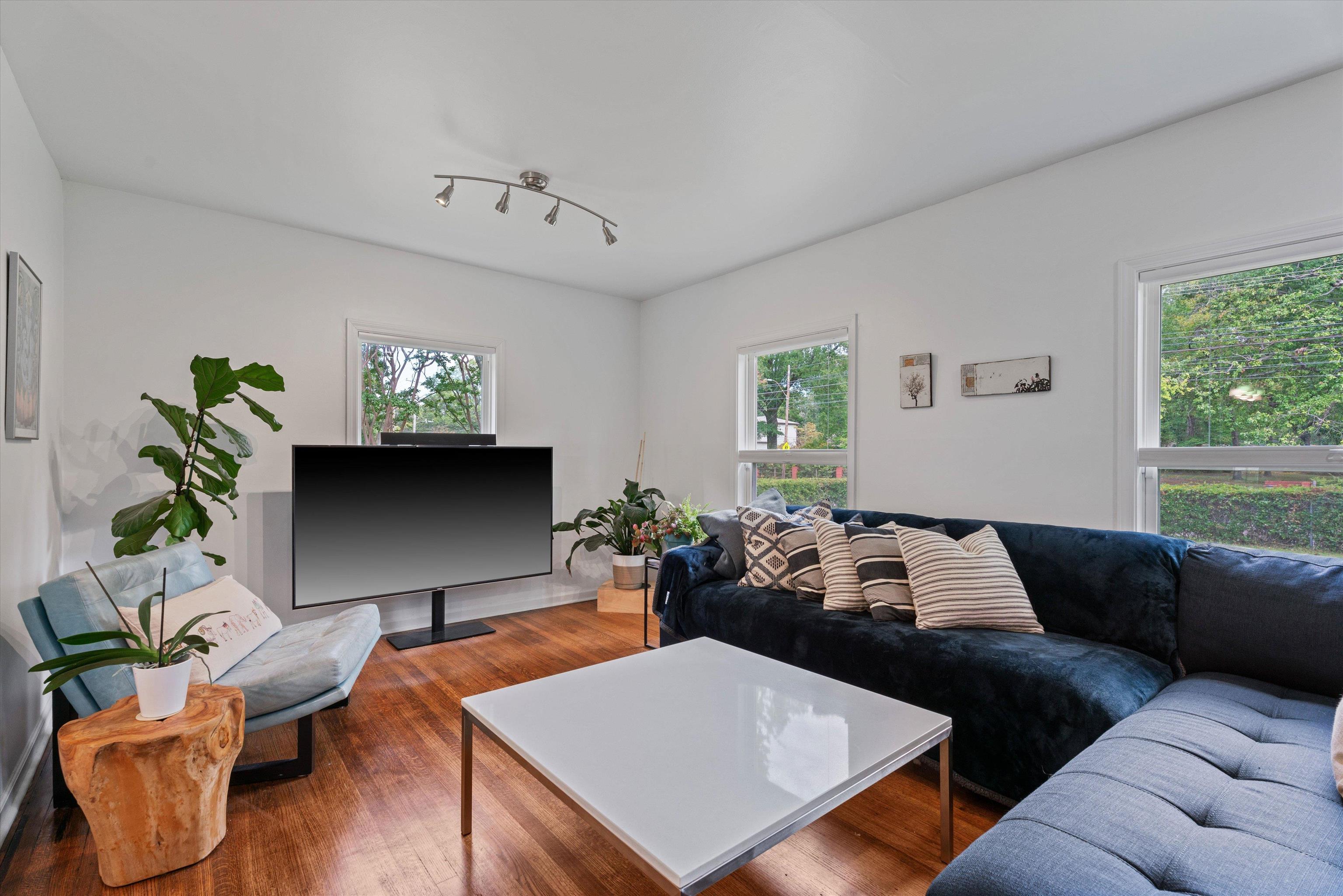 453 S WHITE STATION DR