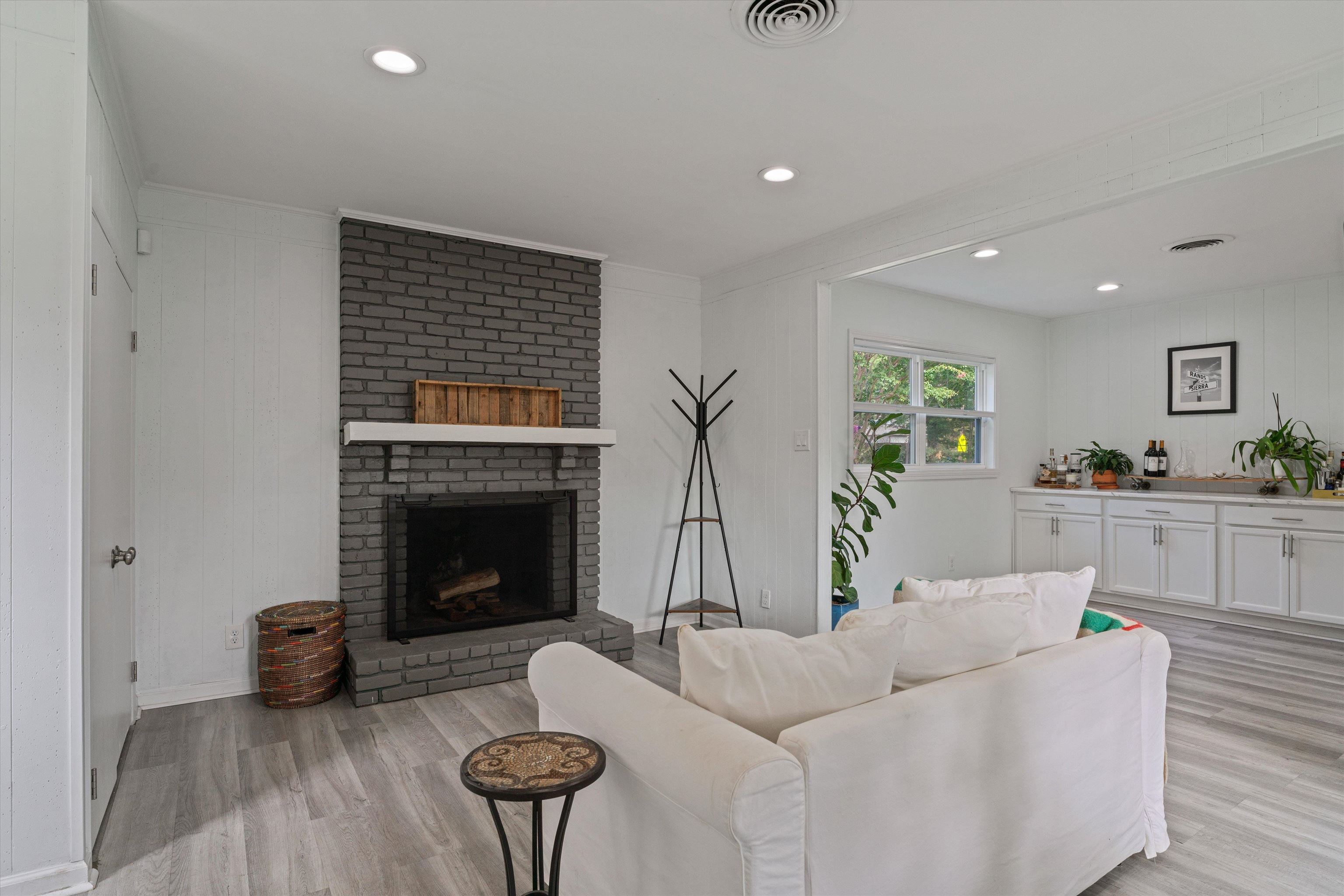 453 S WHITE STATION DR