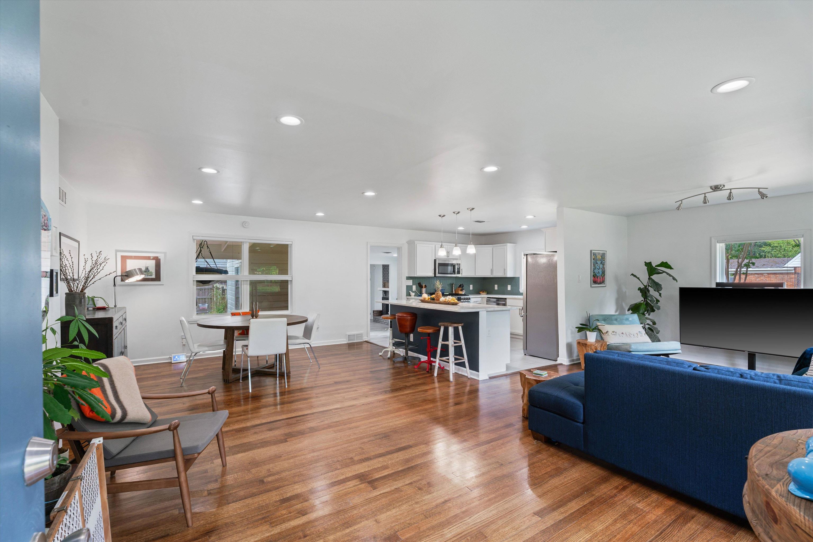 453 S WHITE STATION DR