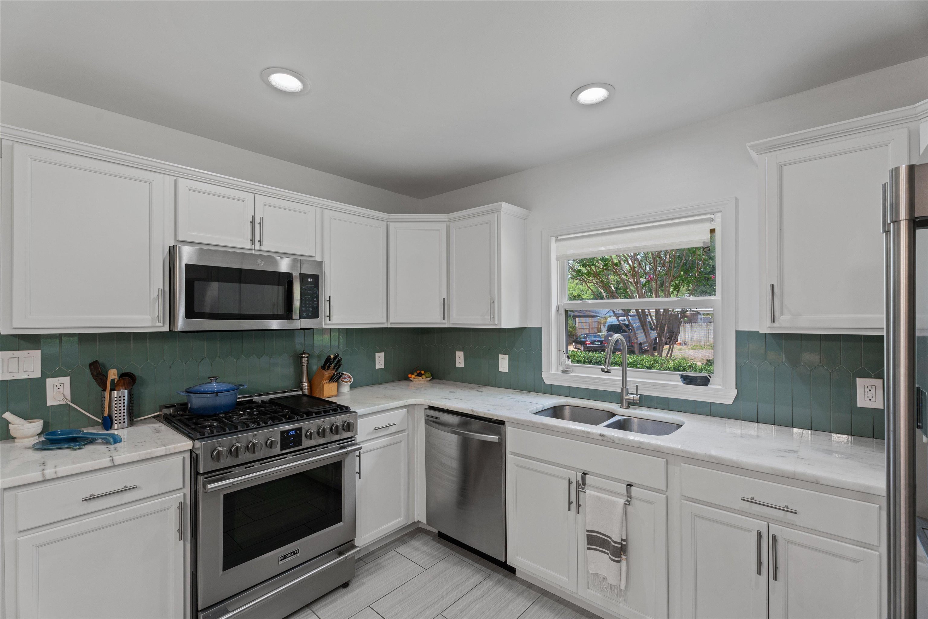 453 S WHITE STATION DR